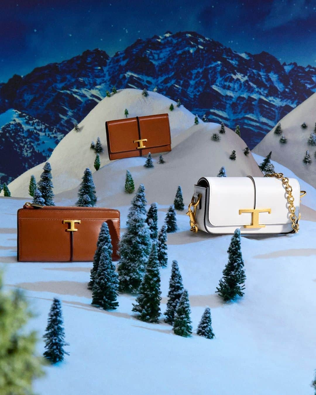 トッズのインスタグラム：「Tod’s House of Magic. The atmosphere of the Holidays will last longer with your new T Timeless bags and accessories.  #TodsHolidays #TodsHouseofMagic #Tods」