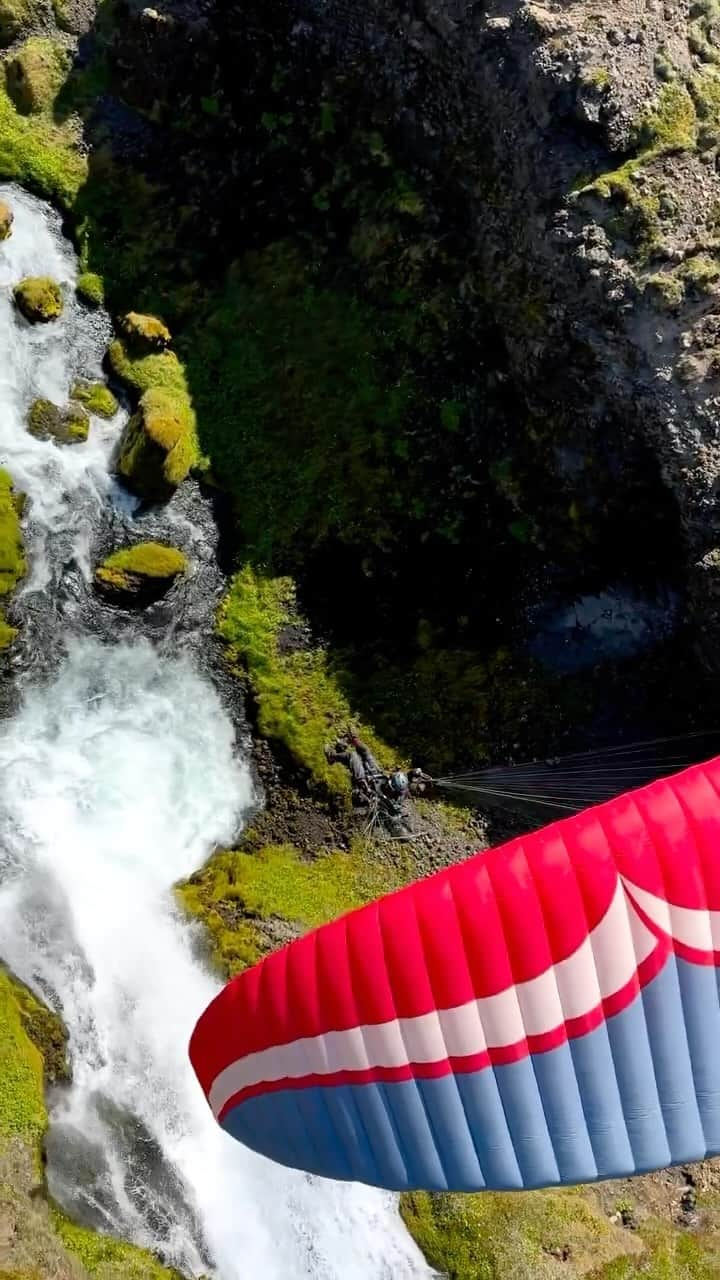 Discoveryのインスタグラム：「Paragliding over #Iceland’s water cycle: hovering above these impressive waterfalls offers a unique view of nature’s hydrologic cycle in action. From the ocean’s evaporation to cloud formation, and finally to precipitation, this cycle is vividly displayed. As I glide past these powerful falls, I witness firsthand how the water eventually flows back to the ocean, completing its natural journey.  🎥 + 💭 by @skypacking  #MarineMonday」