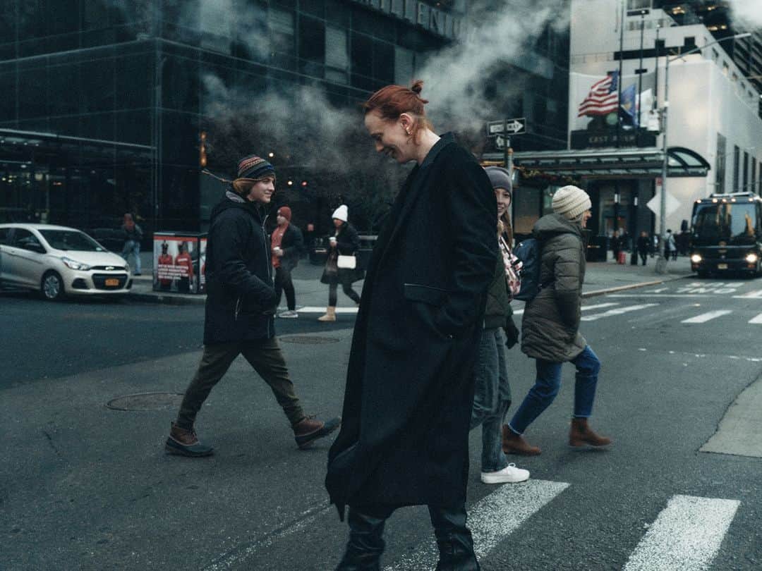 ZARAのインスタグラム：「STUDIO COLLECTION. Wool blend coat with pleated lining #zarawoman #zara  Thank you @misskarenelson Photographer: @hannatveite Hair: @rudilewis Makeup: @cyndlekomarovski」