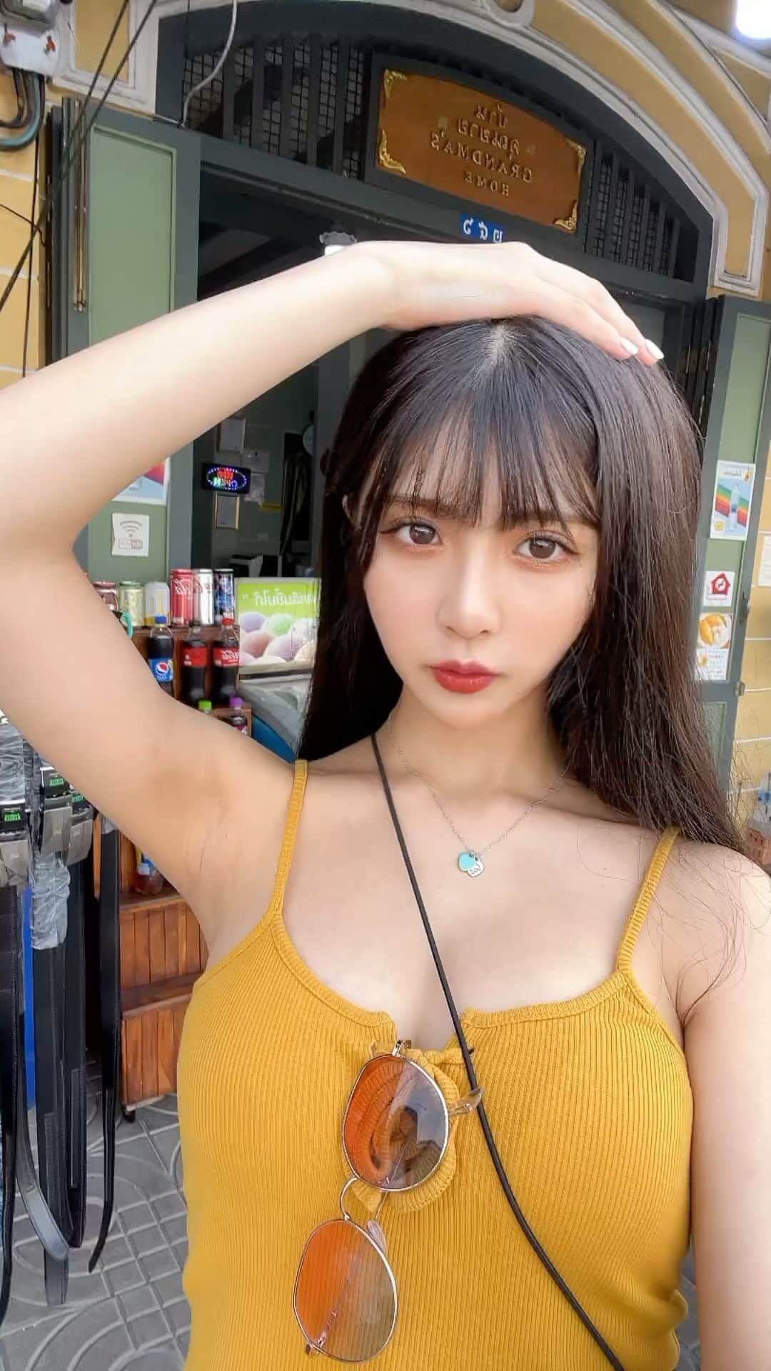 美女naviのインスタグラム：「【美女navi ☻*】( ˶˙ᵕ˙˶ )☀️ * * 今回ご紹介させていただく方は❤️ Ami さん ▶️▷ @vanillamii * * # Repost . . タイにはタイパンツが沢山売ってるんだけど どこのお店も大体100バーツ(400円くらい)から買えます🌟 . . Ami さん のアカウントには 他にも素敵な投稿が(*´﹀`) ぜひ覗いてみてくださいね🧡  * * * 美女navi掲載希望の方は⇒ @bijo_navi ❤️と # 美女navi 、# 美女ナビ タグ付け * 10代限定姉妹アカウント 美少女navi掲載希望の方は⇒ @bishojo_navi 💛と # ビショウジョナビ タグ付け * お願いします✨✨ * * 次回もお楽しみに...😍 * * #ロングヘアアレンジ #ロングヘア #ストレートヘア #タイ旅行 #海外旅行 #プチプラ #女子旅行 #女子旅 #キャミソール女子 #キャミソール #童顔女子 #笑顔  #マスカラ #ナチュラルメイク #大人可愛い #女子力アップ  #女子力向上 #美意識 #美意識向上 #大人女子 #大人メイク #大人可愛い #赤リップ #カラコン」