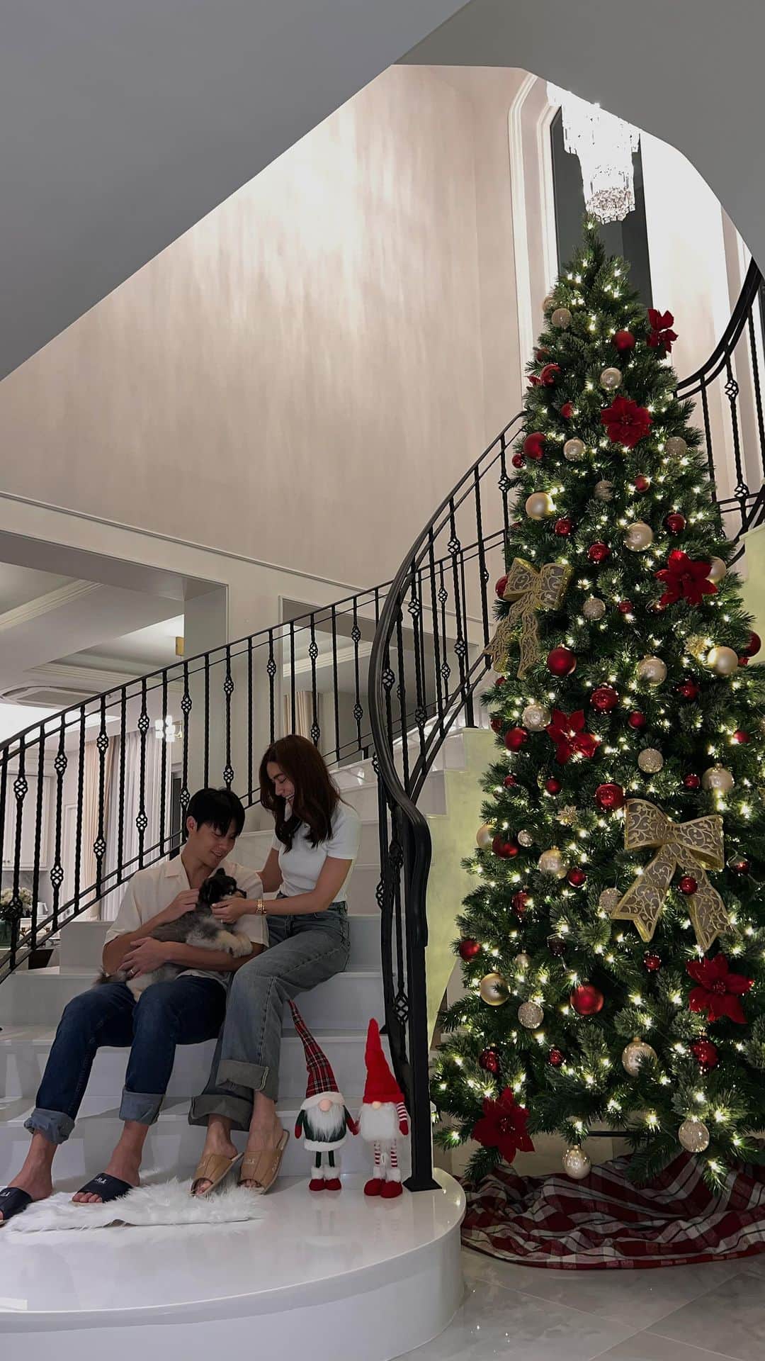 キンバリー・アン・ウォーテマス・ティアムシリのインスタグラム：「MarKim‘s Home is ready for Christmas🎄♥️ ✨ Our gorgeous costume made tree by @merryxmastree_th It’s absolutely perfect for the chandelier star, Thank you naka 🫶🏼」