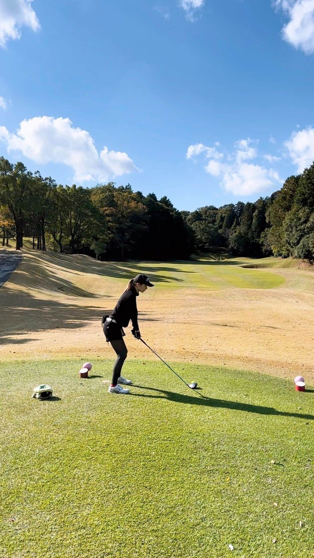 中田有美のインスタグラム：「風強くて寒かったな〜🌬️ 最後は色んなの飛んでった🤣  #ゴルフ動画 #ゴルフスイング動画 #ドライバーショット動画  #東海ゴルファー」