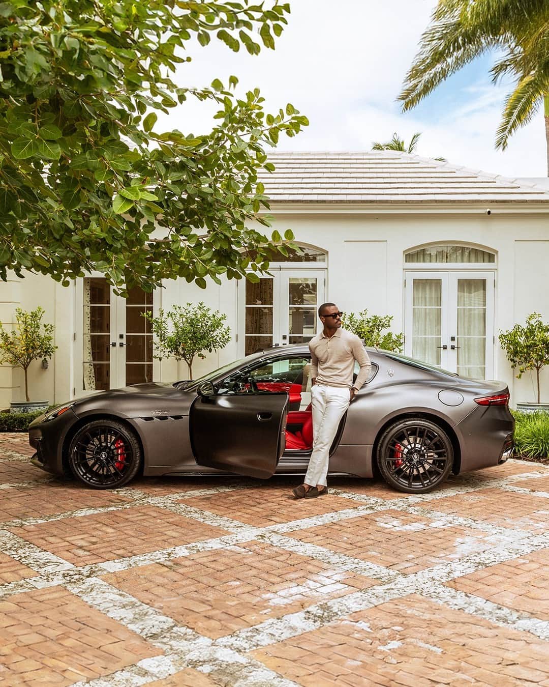 マセラティのインスタグラム：「Timeless style with a Trofeo attitude.​⁣ @monsieurcoupet with the Maserati GranTurismo.​⁣ Share your #MaseratiMonday inspiration.​⁣ #MaseratiGranTurismo #Maserati​⁣ 📸 @betancisco.studio」