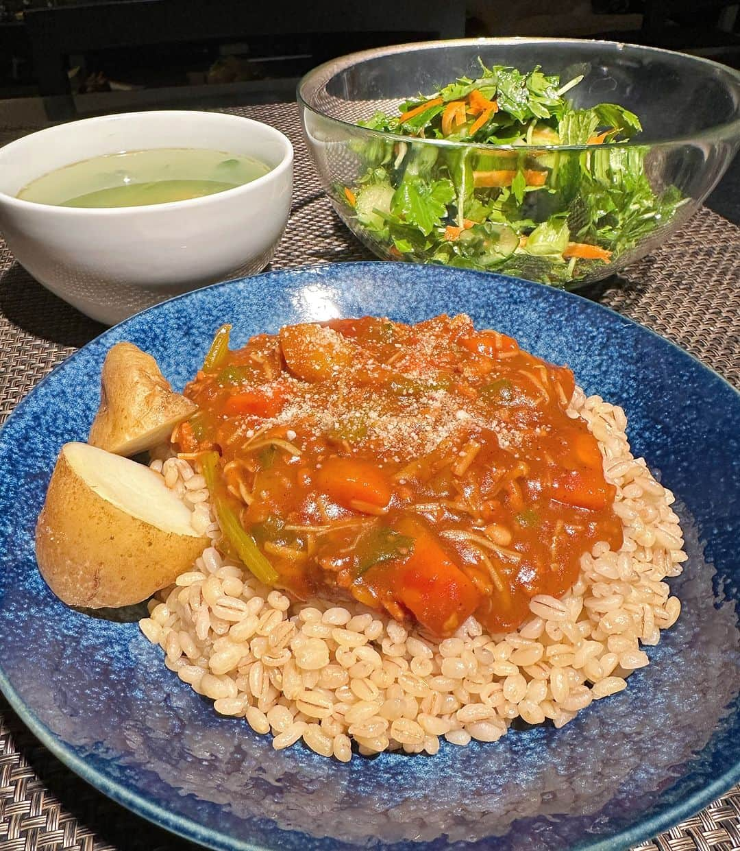 中倉隆道のインスタグラム：「. 今夜のマンデーカレーは 『セロリとジャガイモのキーマカレー』  北海道の採れたてジャガイモが届いたからたっぷり入れて、大好きなセロリ、人参、えのき、ピーマン、ひき肉、トマト缶、スパイス、カレールーでチャチャっとキーマカレー出来上がり♬😋👍  ジャガイモとセロリたっぷりでめちゃくちゃウマウマ！ いいねー✨野菜いっぱいで幸せ  白米無くてもち麦だけで炊いたらプチプチ感ハンパなくて噛みごたえ抜群であご疲れた🤣💦 やっぱ白米と混ぜなきゃダメだーw  セロリと人参のサラダも美味しかったぁー  今夜も恵みに感謝🙏 おいしゅーございました✨  #キーマカレー #カレー #カレーライス #ベジめし #夜ご飯 #オウチゴハン #男ノ料理 #dinner #ダイエット #diet #ダイエットメニュー #オトコノキッチン #料理愛好家 #フリーアナウンサー #柿ピー研究家 #中倉隆道」