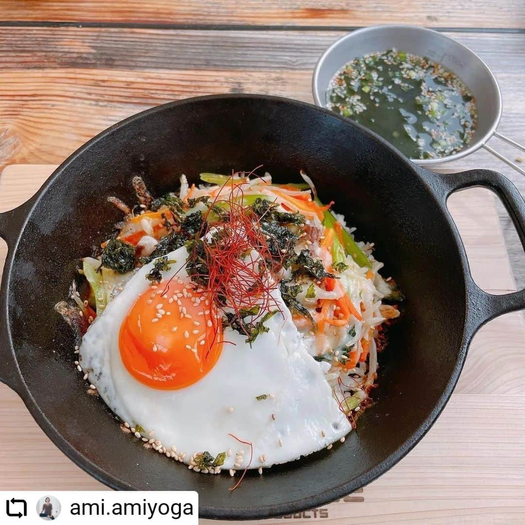 USAライス連合会さんのインスタグラム写真 - (USAライス連合会Instagram)「🍳AmiYogaさん考案のキャンプで食べるスキレットビビンバ、茹でたカルローズ🍚が入っています❣  #Repost @ami.amiyoga   • • • • • •• • • • • •• • • • • • キャンプリトリートのお昼ごはん🍴  先日、晴海ふ頭公園のイベントでもコラボさせていただいたカルフォルニアのお米〝カルローズ〟を使って、スキレットビビンバを作りました🍳😊  3色ナムルも手作り。 目玉焼きとチーズトッピング🧀 石焼き風にスキレットで。  実は私が考えたレシピ🤭 みんなが美味しく作ってくれました〜 共同作業もキャンプの良さだよね✨  次回のリトリートはどんなメニューにしようかな…  【作り方】 1、3色ナムルづくり。もやし、にんじん、ほうれん草をさっと茹でて絞ったら味つけ。  2、カルローズを茹でる。  3、牛肉を炒めて焼肉のタレで味付け。  4、目玉焼きを作る。  5、スキレットに茹でたカルローズ、ナムル、お肉を乗せてグリルで焼いたら、チーズをトッピングして溶けるまで焼く。少し焼肉のタレを回し入れると香ばしい香りがたちます。  5、目玉焼き、糸唐辛子、韓国海苔、ごまをトッピングしたら完成。  @kawarayuonseneki_campfield  #アミキャンプ #アミヨガごはん #キャンプ飯 #スキレット料理 #ビビンバ #カルローズ #キャンプ #キャンプ場 #アウトドア #レシピ開発 #キャンプヨガリトリート #川原湯温泉駅キャンプ場 #キャンプイベント #手作りビビンバ」12月4日 23時07分 - usa_rice_jp