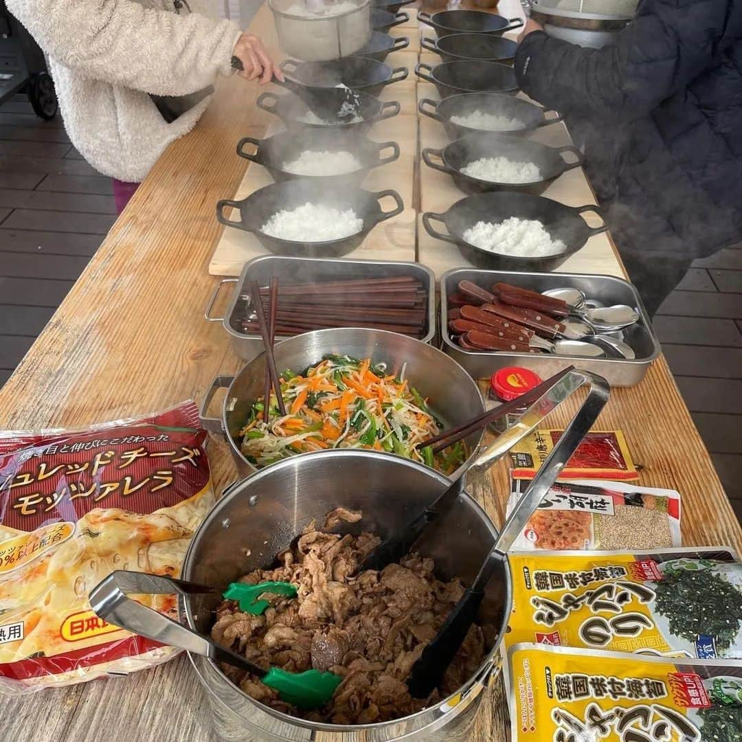 USAライス連合会さんのインスタグラム写真 - (USAライス連合会Instagram)「🍳AmiYogaさん考案のキャンプで食べるスキレットビビンバ、茹でたカルローズ🍚が入っています❣  #Repost @ami.amiyoga   • • • • • •• • • • • •• • • • • • キャンプリトリートのお昼ごはん🍴  先日、晴海ふ頭公園のイベントでもコラボさせていただいたカルフォルニアのお米〝カルローズ〟を使って、スキレットビビンバを作りました🍳😊  3色ナムルも手作り。 目玉焼きとチーズトッピング🧀 石焼き風にスキレットで。  実は私が考えたレシピ🤭 みんなが美味しく作ってくれました〜 共同作業もキャンプの良さだよね✨  次回のリトリートはどんなメニューにしようかな…  【作り方】 1、3色ナムルづくり。もやし、にんじん、ほうれん草をさっと茹でて絞ったら味つけ。  2、カルローズを茹でる。  3、牛肉を炒めて焼肉のタレで味付け。  4、目玉焼きを作る。  5、スキレットに茹でたカルローズ、ナムル、お肉を乗せてグリルで焼いたら、チーズをトッピングして溶けるまで焼く。少し焼肉のタレを回し入れると香ばしい香りがたちます。  5、目玉焼き、糸唐辛子、韓国海苔、ごまをトッピングしたら完成。  @kawarayuonseneki_campfield  #アミキャンプ #アミヨガごはん #キャンプ飯 #スキレット料理 #ビビンバ #カルローズ #キャンプ #キャンプ場 #アウトドア #レシピ開発 #キャンプヨガリトリート #川原湯温泉駅キャンプ場 #キャンプイベント #手作りビビンバ」12月4日 23時07分 - usa_rice_jp