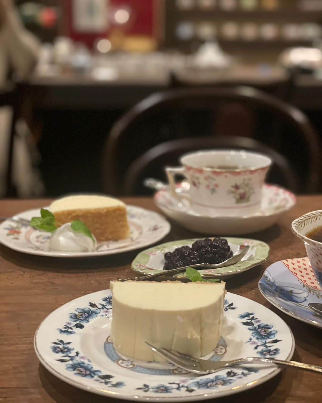 木本泉さんのインスタグラム写真 - (木本泉Instagram)「- 夜お茶🫖🍰  渋谷"茶亭 羽當"  久しぶり。  この昭和感たっぷりの雰囲気が落ち着く。 そして珈琲も美味しい。  お店の方が1杯1杯丁寧にコーヒーを淹れておられるのを見ていたら、、、あまりに美味しそうで2杯いただきました☕️☕️  #茶亭羽當#渋谷喫茶店#喫茶店#東京」12月4日 23時09分 - izumikimoto