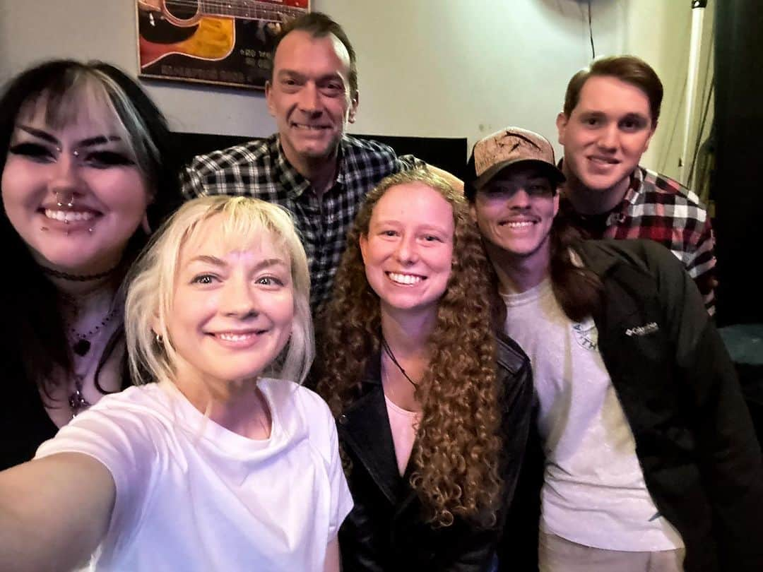 エミリー・キニーさんのインスタグラム写真 - (エミリー・キニーInstagram)「Last night was fun. Thanks for coming out, Nashville! Here’s me and some cuties. ❤️🤗」12月4日 23時10分 - emmykinney