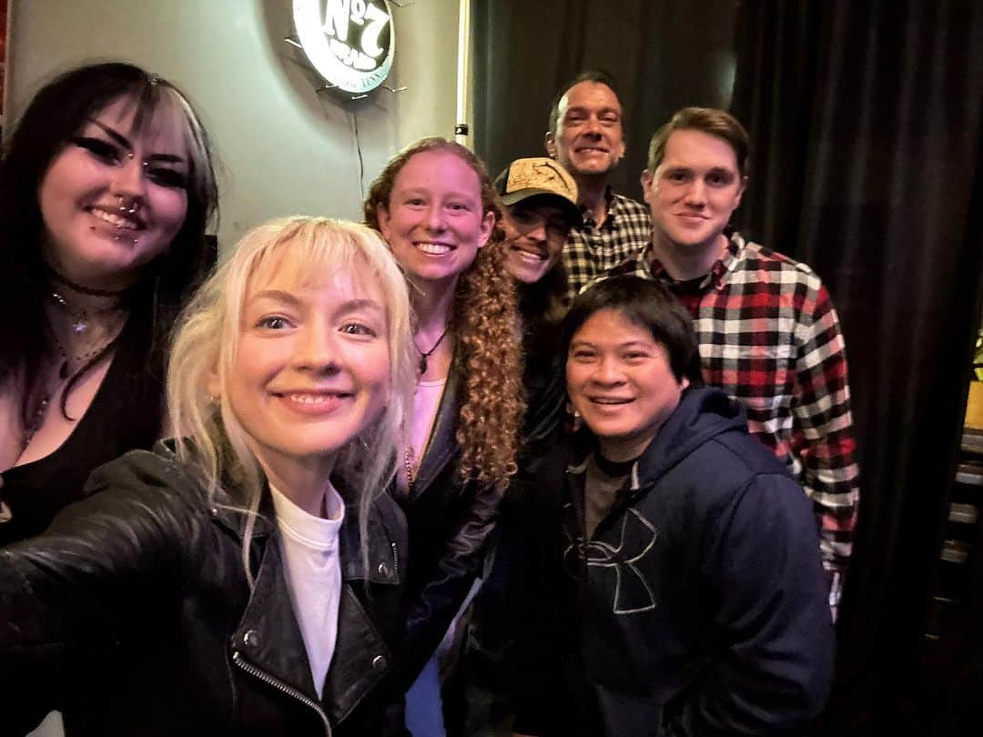 エミリー・キニーのインスタグラム：「Last night was fun. Thanks for coming out, Nashville! Here’s me and some cuties. ❤️🤗」