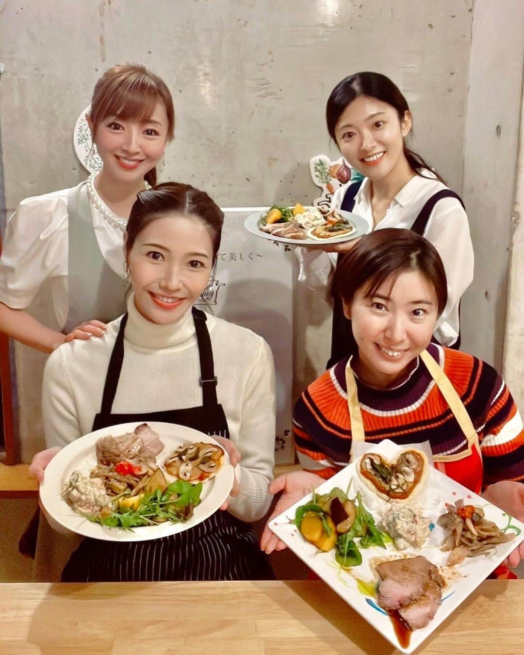 十碧れいやのインスタグラム：「.  お友達の @kana_beautylife  さんのインナービューティー お料理教室に行ってきました✨  酒粕の6品のメニュー♪ -----—-—-—-—-—-—-—-—-—-—-—-—-—-—-—-—-—- ⚫︎酒粕と米粉のグルテンフリーピザ ⚫︎きのこの酒粕ペペロンチーノ ⚫︎柿と茄子のサラダ ⚫︎酒粕のローストポーク ⚫︎酒粕のカッテージ風白和え ⚫︎酒粕クリームスープ  食べるものが身体を作るから何を食べるかってとても重要で。 油がいかに重要かということも教えてもらって、、、帰り道におすすめの油買ったよね🤣 それに、 酒粕ペーストの作り方を覚えたらそれを応用して いろんなものに使えるとのことで！ 丁寧に教えてもらったので これから家で作って、「内側から綺麗になる！」を叶えられるように頑張ります✨  かなさんは教えるのも上手だし、 段取りもテキパキしていて手際がいい！ なのに終始明るくてチャーミングで、もう天使っ！！ たまらなく幸せなお料理教室時間でした☺️  そして、 @chaneljiro  ちゃん。 キャラが濃い！←いい意味で！ おかげでずっと笑いっぱなしだったわ🤣  #インナービューティ #お料理教室 #酒粕 #酒粕レシピ #内側から綺麗に」