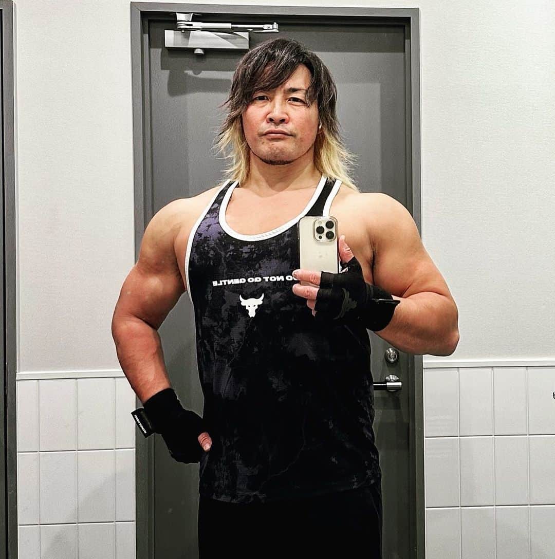 棚橋弘至さんのインスタグラム写真 - (棚橋弘至Instagram)「今日は #肩トレ でした🍈(￣(工)￣)🍈  サイドレイズを、細かくやりました。肩、張って見えてるっぽくない👍  #anytiimefitness #shoulderworkout #新日本プロテイン 🍫」12月4日 23時22分 - hiroshi_tanahashi