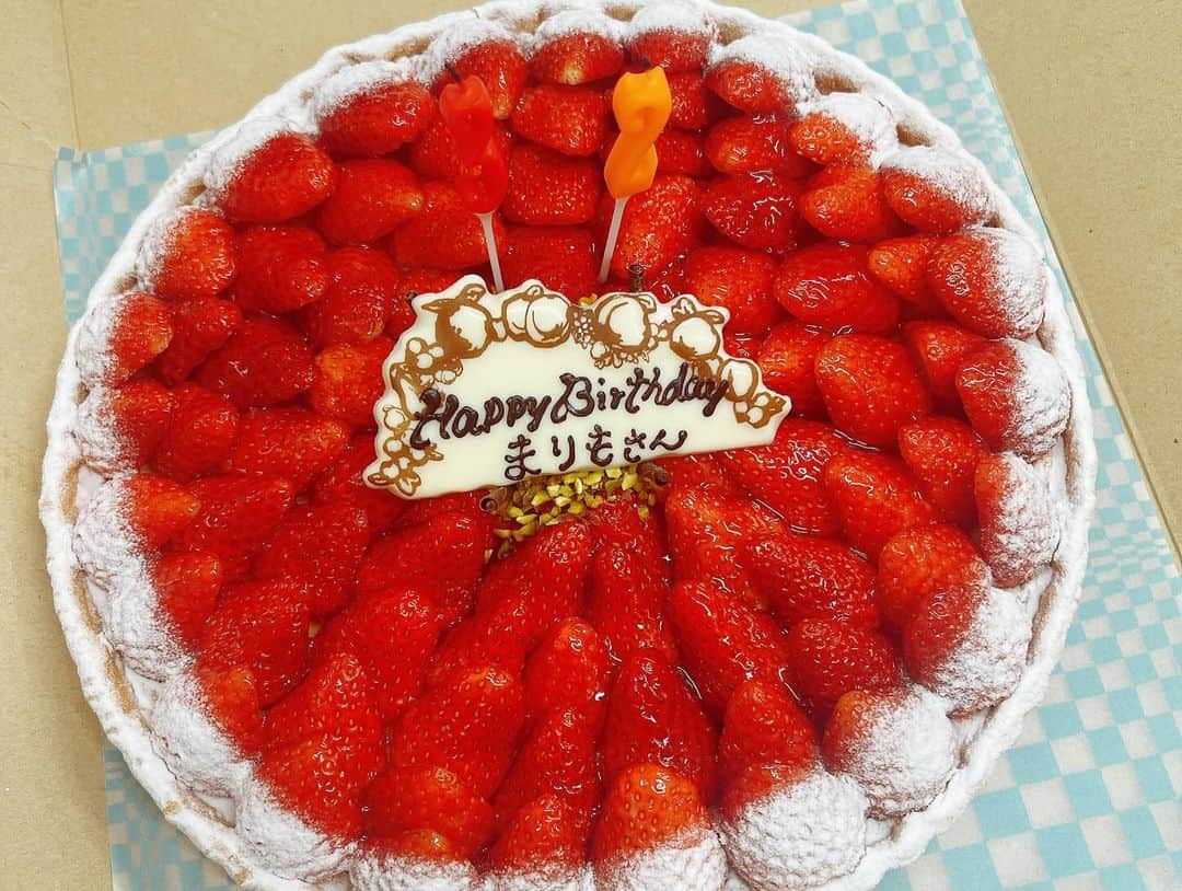 村田莉さんのインスタグラム写真 - (村田莉Instagram)「クリニックでお誕生日お祝いをいただきました🎂🎉 なんと今年で５回目！毎年有難うございます🥹🫶✨  ケーキは苺の希望でお願いしました🤣🙏🏻❤️ 美味しくいただきました🍓感謝です☺️  #selectclinic #セレクトクリニック #美容外科 #美容皮膚科 #表参道」12月4日 23時14分 - murata_mari