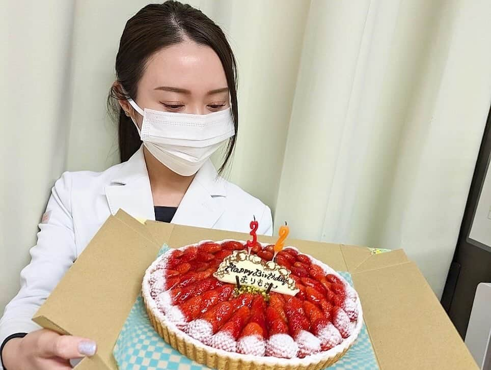 村田莉さんのインスタグラム写真 - (村田莉Instagram)「クリニックでお誕生日お祝いをいただきました🎂🎉 なんと今年で５回目！毎年有難うございます🥹🫶✨  ケーキは苺の希望でお願いしました🤣🙏🏻❤️ 美味しくいただきました🍓感謝です☺️  #selectclinic #セレクトクリニック #美容外科 #美容皮膚科 #表参道」12月4日 23時14分 - murata_mari