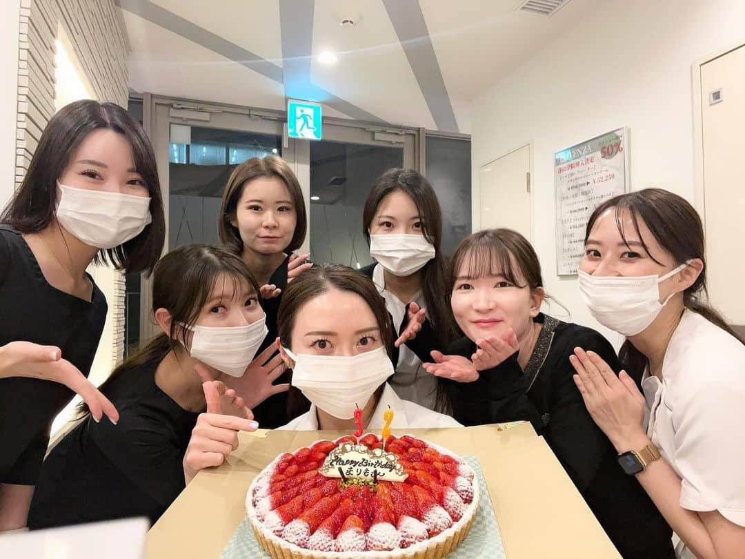 村田莉のインスタグラム：「クリニックでお誕生日お祝いをいただきました🎂🎉 なんと今年で５回目！毎年有難うございます🥹🫶✨  ケーキは苺の希望でお願いしました🤣🙏🏻❤️ 美味しくいただきました🍓感謝です☺️  #selectclinic #セレクトクリニック #美容外科 #美容皮膚科 #表参道」