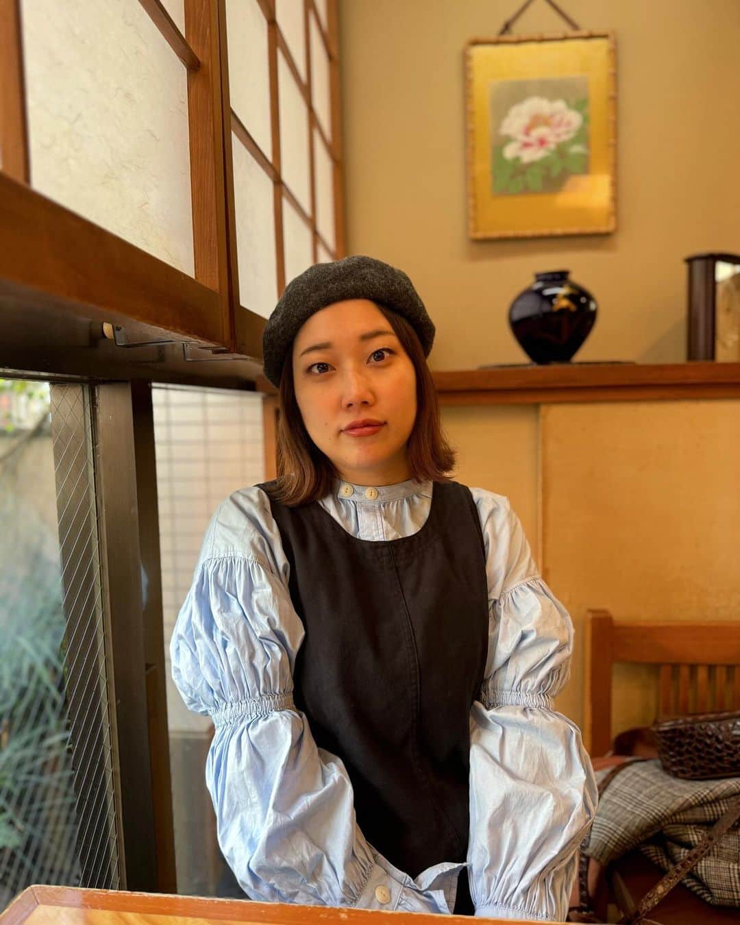 山井祥子のインスタグラム：「最近、お蕎麦にハマっております。 この写真は、かきあげ蕎麦が到着するのを待っている時です。 おなか空いてるから、あんまり笑えていません。  #蕎麦 #お昼ご飯 #StJohnsBay」