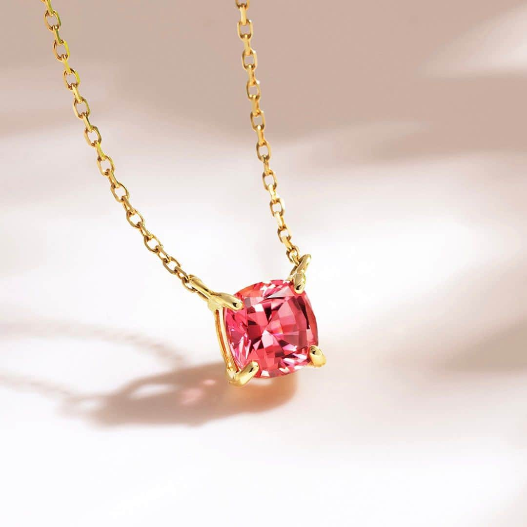 ビズーのインスタグラム：「【New Item】Lab Grown Color Stone / padparadscha sapphire  時に何億年もの年月をかけて地球に育まれ、ようやく日の目を浴びる原石たち。しかし「宝石」として市場に出回るものは、採掘された原石のうち僅か数パーセントしかありません。限りある資源を最大限活かし、人の手へ繋ぎ愛されるようにしていきたい・・・ビズーでは「持続可能な社会の実現」を目指して、その資源を素材として育成したラボグロウン・カラーストーンを取り扱っています。  今回ご紹介するのは「パパラチアサファイア」の新作。オレンジとピンクが混ざり合う見惚れるような色彩で、世界的に人気の宝石ですが、原石の少なさと選別基準の厳しさから、出会うことすら難しい「幻」のサファイと言われる希少石。  そんなパパラチアサファイアの原鉱石を活かして生まれた、今回のルース。ラボグロウン・カラーストーンは、環境に優しいだけでなく、色、テリ、透明度を兼ね備えた高い品質が特徴。さらに、フラクチャー（ヒビのようなもの）も限りなく少なく、耐久性が高いのも嬉しいポイントです。だからこそ、天然石では珍しいクッションカットを施すことができました。そのサイズは約5ミリ。「いつか大粒のルースを手に入れたい」そう憧れていた方も、パパラチアサファイアの魅力を存分に楽しんでいただけるサイズ感です。  Collection：SERUM セラム Stone：パパラチアサファイア（ラボグロウン） Item：ネックレス/リング Metal color：K18YG/K18PG  #BIZOUX #colorstonejewelry #ビズー #カラーストーンジュエリー」