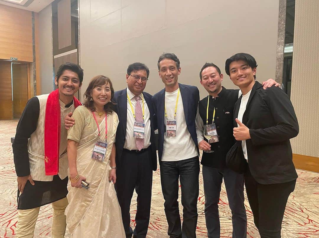 髙橋航大さんのインスタグラム写真 - (髙橋航大Instagram)「・ 世界で活躍する日本人起業家の方が集まるWAOJEのGlobal Venture Forum。 インドのシリコンバレーと呼ばれるベンガルールでの大会運営をお手伝いさせていただきました🇮🇳 ⁡ 今回は、写真3枚目の足立さんが代表を務める@glowship.inc さんのご縁で参加させていただいたのですが、足立さん含め世界を舞台に活躍する皆さんめちゃくちゃカッコよかった... 慶應卒の先輩でインドで日本人初のEXITをされた手嶋さんや亀田製菓の会長ジュネジャさん、WAOJE代表で豪州弁護士のハーディング裕子さんなど会いたかった人にもたくさんお会いできました。(写真4枚目) ⁡ glowshipメンバーと、日清インドの本社やベンガルールのweworkも訪問。 同じメーカーでも日清さんの圧倒的なプロダクト力とマーケ力はすごい。直接話を聞いて鳥肌が立ちましたね。インドでビジネスをしている現地の人たちの熱量や頭の良さに脱帽するばかりです😬 ⁡ 今回の旅を経て新たに夢がひとつ生まれました。 色んな意味で今の自分なんかより全然レベルの高い人たちを前に、自分の至らなさや力不足を感じることもままありますが、挫けずにひとつひとつをバネにして出来ることからやっていきます🔥 ⁡ #インド #India #ベンガルール #Bengaluru #ワオジェ #waoje #グロウシップ #glowship #startup #globalforum #GVF #gvf」12月4日 23時23分 - kodai_takahashi._