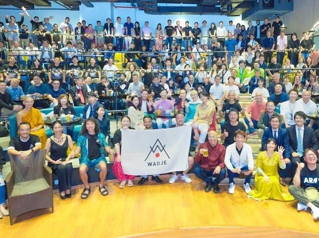 髙橋航大のインスタグラム：「・ 世界で活躍する日本人起業家の方が集まるWAOJEのGlobal Venture Forum。 インドのシリコンバレーと呼ばれるベンガルールでの大会運営をお手伝いさせていただきました🇮🇳 ⁡ 今回は、写真3枚目の足立さんが代表を務める@glowship.inc さんのご縁で参加させていただいたのですが、足立さん含め世界を舞台に活躍する皆さんめちゃくちゃカッコよかった... 慶應卒の先輩でインドで日本人初のEXITをされた手嶋さんや亀田製菓の会長ジュネジャさん、WAOJE代表で豪州弁護士のハーディング裕子さんなど会いたかった人にもたくさんお会いできました。(写真4枚目) ⁡ glowshipメンバーと、日清インドの本社やベンガルールのweworkも訪問。 同じメーカーでも日清さんの圧倒的なプロダクト力とマーケ力はすごい。直接話を聞いて鳥肌が立ちましたね。インドでビジネスをしている現地の人たちの熱量や頭の良さに脱帽するばかりです😬 ⁡ 今回の旅を経て新たに夢がひとつ生まれました。 色んな意味で今の自分なんかより全然レベルの高い人たちを前に、自分の至らなさや力不足を感じることもままありますが、挫けずにひとつひとつをバネにして出来ることからやっていきます🔥 ⁡ #インド #India #ベンガルール #Bengaluru #ワオジェ #waoje #グロウシップ #glowship #startup #globalforum #GVF #gvf」