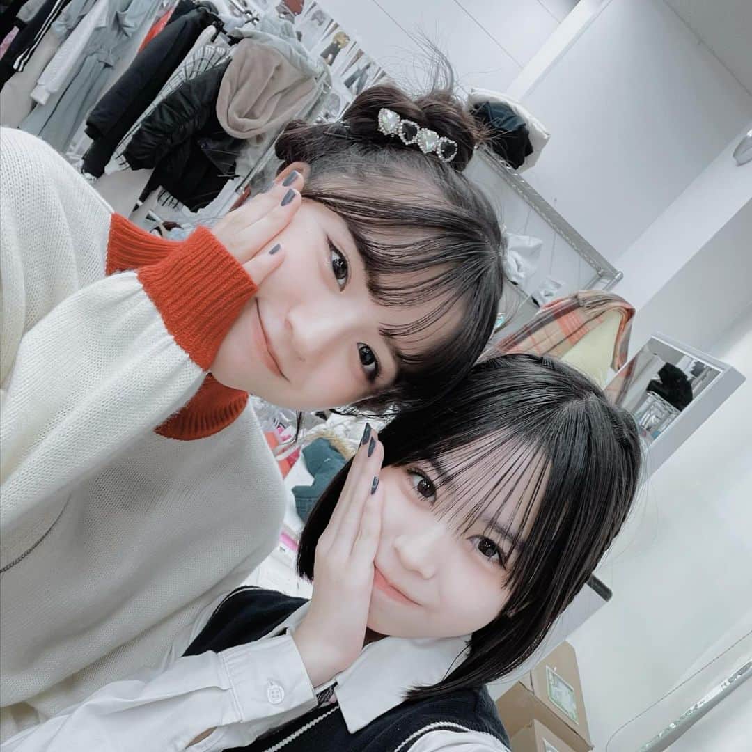 梶原叶渚のインスタグラム：「cuugal文化祭ありがとうございました✨️ いつも応援してくださっている皆様のお陰でとても貴重な体験をさせていただくことができ､とても嬉しかったです､ありがとうございますᵕ̈*それになによりとても楽しかったです♪ あいみおちゃんたちと踊らせていただくことが出来たり､ランウェイをさせていただいたことが出来てとても光栄でした｡ そして､こなつちゃんとスマホケースとネイルがそっくりだったのです!あんなに可愛くてセンス抜群の子と似ているだなんて嬉しすぎて飛びました＼\ꐕ/／ 本当にありがとうございました‪⸜🙌🏻⸝‍  #cuugal  #cuugal文化祭」