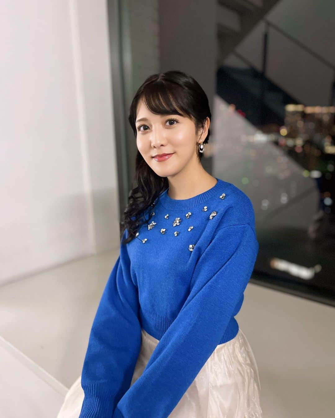 石川彩夏さんのインスタグラム写真 - (石川彩夏Instagram)「グリーンチャンネル｢先週の結果分析II｣ 初回放送ご視聴頂きありがとうございました🐴  振り返ったからこそ分かること沢山あって MCしながら、毎週驚きと勉強ばかりです♪  再放送、そして見逃し配信もありますので、一緒に振り返りましょう✨  今週着用していたお洋服 tops💙 #31sonsdemode  skirt🤍#dazzlin」12月4日 23時24分 - ayaka0711zi