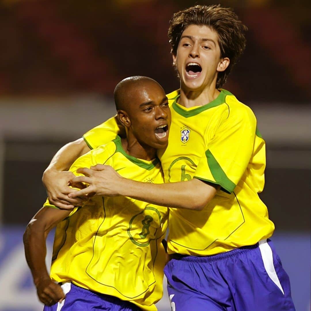 フェルナンジーニョのインスタグラム：「Muito obrigado pelos grandes momentos e por cada ensinamento dentro e fora dos gramados.  Eu te amo e tenho muito orgulho de ter um amigo/irmão que o futebol me deu.  Desejo muito que sua felicidade seja ainda maior depois desse fim de ciclo como atleta.  Que Deus abençoe você e sua linda família! #filipeluisgigante」