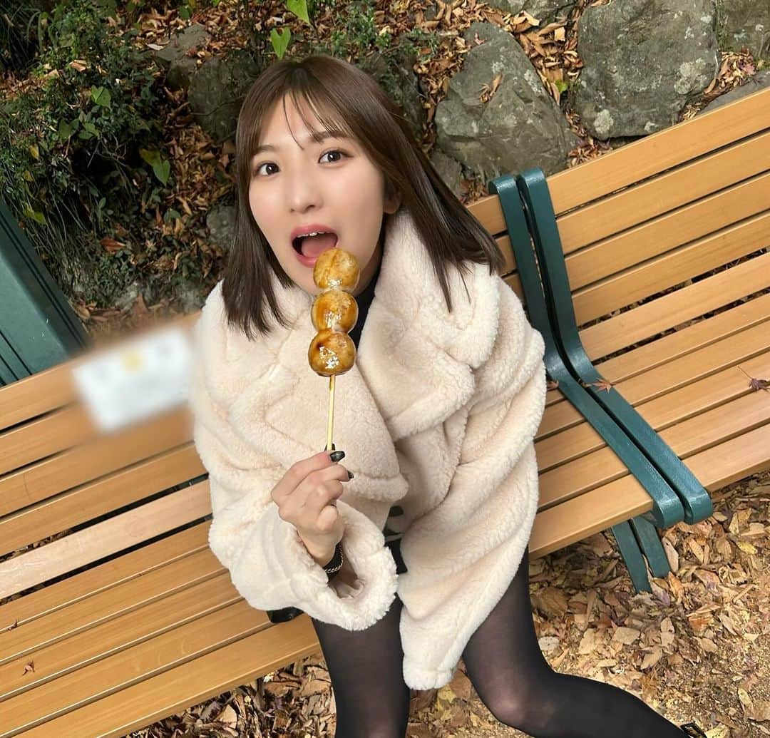 三田悠貴のインスタグラム：「こないだ紅葉みに高尾山🍁  頂上で食べるお団子最高っ！！あっラムネも👍」