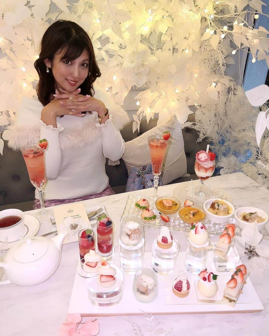 神谷麻美さんのインスタグラム写真 - (神谷麻美Instagram)「#hautecouturecafeの#アフタヌーンテイー 可愛いすぎるし、美味しすぎるっ🥰🍓🎄❄️💖✨️  #クリスマスシーズン だから❄️🎄💖 店内は真っ白で、#ホワイトクリスマス だったよ🥰💖🛷🎄❄️✨️ 夜行くと、イルミネーションでキラキラしてて、可愛すぎたぁ💖🥰❄✨️  🌟❄️🍓Strawberry White afternoontea🍓❄️🌟  特に好きなのは 🍓ストロベリーパフェ パフェ大好き🥰🎂💖✨️  🍓濃厚チョコレートが隠れたお菓子のお家 お菓子の家って可愛いよね🦄💖✨️  🍓マカロン ホワイトチョコレートのガナッシュと苺 マカロン大好き🥰💖✨️  🍓 いちごのクリームチーズ、バツルクリームのミルフィーコサンド 甘いサンドかと思ったら、バジルソースで☺️❕美味しかった🥰💖✨️  🍓 リコックチーズとニョッキのラザニア仕立て ニョッキ×ラザニア 好き😍💖✨️  クリスマスの白×赤の色は、 見てるだけで#幸せな色 って感じ🥰🤍❤️🎂🍓❤️✨️  @hautecouturecafe_official #オートクチュールカフェ  #hautecouturecafenakameguro #オートクチュールカフェ中目黒 #afternoontea #中目黒 #中目黒カフェ」12月5日 10時19分 - asamice428