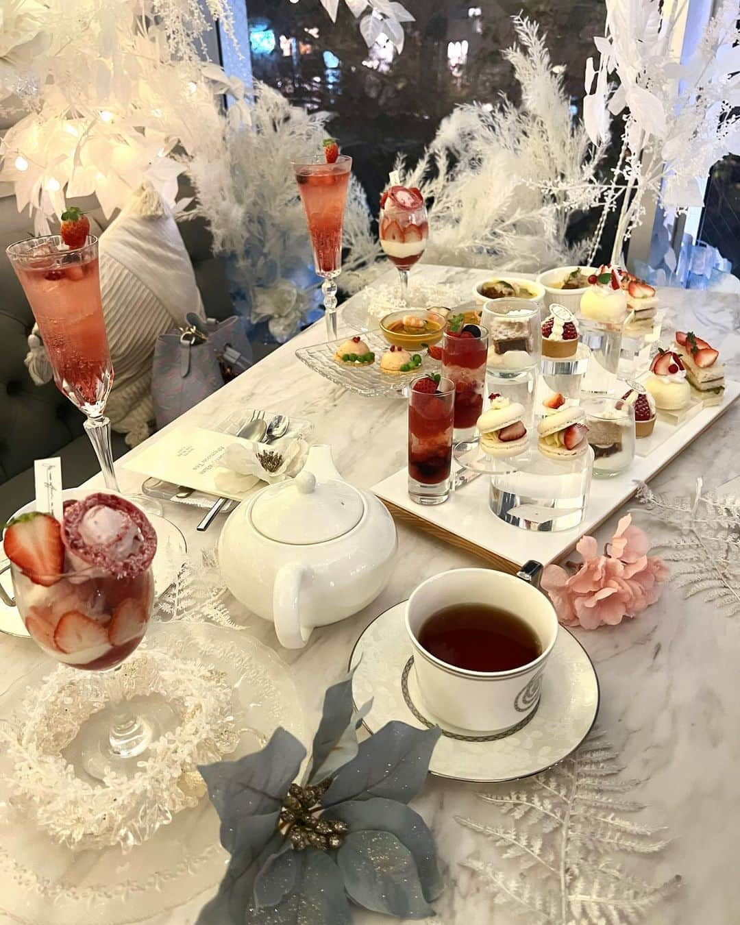 神谷麻美さんのインスタグラム写真 - (神谷麻美Instagram)「#hautecouturecafeの#アフタヌーンテイー 可愛いすぎるし、美味しすぎるっ🥰🍓🎄❄️💖✨️  #クリスマスシーズン だから❄️🎄💖 店内は真っ白で、#ホワイトクリスマス だったよ🥰💖🛷🎄❄️✨️ 夜行くと、イルミネーションでキラキラしてて、可愛すぎたぁ💖🥰❄✨️  🌟❄️🍓Strawberry White afternoontea🍓❄️🌟  特に好きなのは 🍓ストロベリーパフェ パフェ大好き🥰🎂💖✨️  🍓濃厚チョコレートが隠れたお菓子のお家 お菓子の家って可愛いよね🦄💖✨️  🍓マカロン ホワイトチョコレートのガナッシュと苺 マカロン大好き🥰💖✨️  🍓 いちごのクリームチーズ、バツルクリームのミルフィーコサンド 甘いサンドかと思ったら、バジルソースで☺️❕美味しかった🥰💖✨️  🍓 リコックチーズとニョッキのラザニア仕立て ニョッキ×ラザニア 好き😍💖✨️  クリスマスの白×赤の色は、 見てるだけで#幸せな色 って感じ🥰🤍❤️🎂🍓❤️✨️  @hautecouturecafe_official #オートクチュールカフェ  #hautecouturecafenakameguro #オートクチュールカフェ中目黒 #afternoontea #中目黒 #中目黒カフェ」12月5日 10時19分 - asamice428