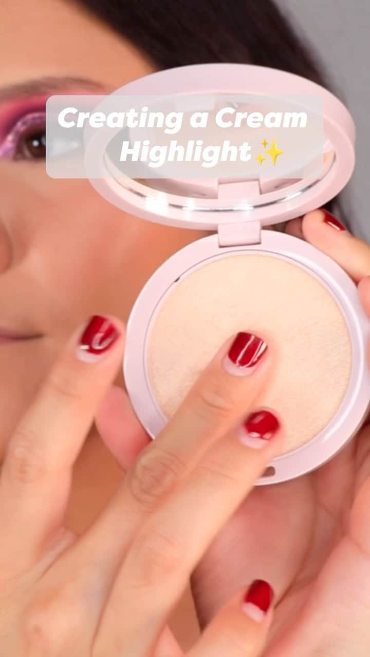 ipsyのインスタグラム：「Anything for that glow. ✨ ✨ Need some highlighter recs? We rounded up 16 of our favorites at the link in our bio. #IPSY @tifffay  Icon Box Product: @herbivorebotanicals Super Nova 5% Vitamin C + Caffeine Brightening Eye Cream」