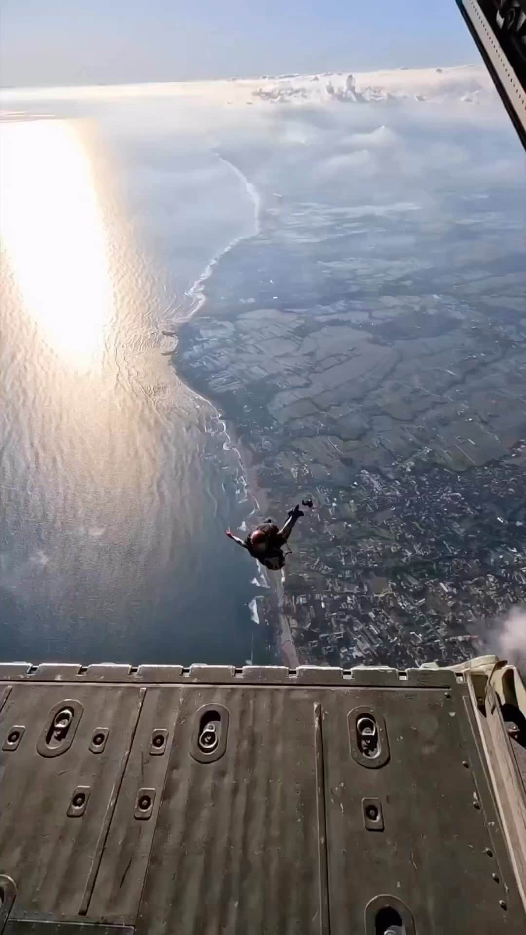 Live To Exploreのインスタグラム：「Soaring above the paradise of Bali via @a_slepnev! 😍  Sharing is caring! Spread the travel inspiration by sharing this post with your fellow explorers!😍  🎥 : @a_slepnev 📍: Bali, Indonesia」