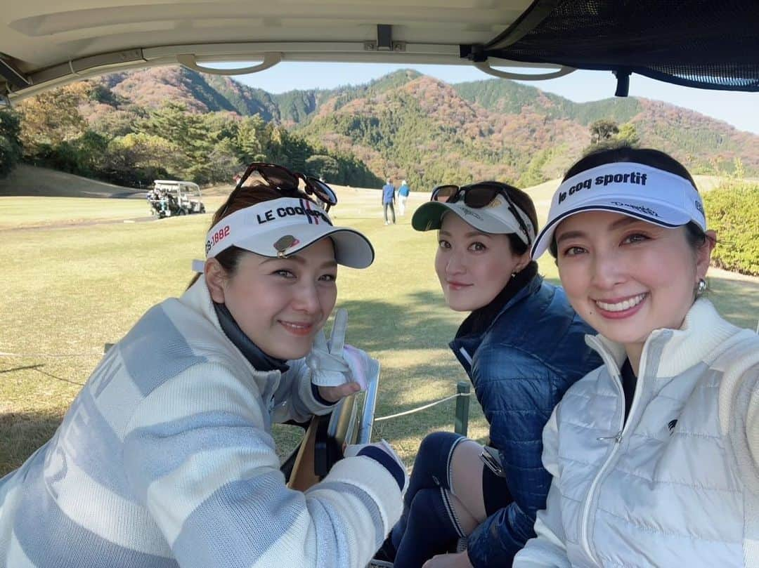 枝並千花のインスタグラム：「大厚木カントリークラブ⛳️  桐朋の高校時代からの仲間と！ （ちなみに同じクラス。個性派集まる桐朋の伝統C組😏）  一緒にゴルフする日が来るなんてね。 20年前は想像もしていなかったわ。  楽しすぎました！  レディースから回った時だけスコア載せます😉 前半の+4がいらない😑  #golf #ゴルフ #ゴルフ女子 #枝並千花 #chikaedanami」