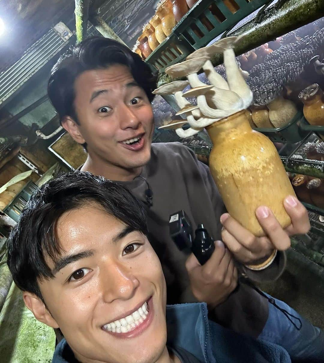 池田航さんのインスタグラム写真 - (池田航Instagram)「🍄MASHROOM🍄  ZIP！  #旅するエプロン ご視聴ありがとうございます✨️ 奈良県で採れた香りの王様タモギタケを使った茶粥いかがでしたか？？🥰🍄  ほうじ茶の香ばしい香りと、タモギタケの旨みたっぷりの餡掛けで優しい味付け✨️  ☆たもぎたけの茶粥 奈良の郷土料理の茶粥。ほうじ茶で炊いたお粥に餡を掛けて食べる。  ご飯 250 タモギタケの軸 ほうじ茶 500  鰹だし 200g 醤油 1/2 酒 小2 タモギタケの笠 水溶き片栗粉 大1➕水大1  ○自家製奈良漬ラー油 奈良漬 少量 一味唐辛子  ニンニク 1粒 サラダ油  今日も素敵な食材と暖かい現地の方達との出会いに感謝💓   次回もお楽しみに☀️  朝お仕事で見られない方に、旅するエプロンTikTokが開設されました！ 【旅するエプロン】でTikTok検索すれば見られます✨️ ぜひフォローよろしくお願いいたします😍  #ZIP #旅するエプロン #スピッツ #Spitz #ZIPファミリー  #水卜麻美 さん  #池田航  @kohcooking    #伊藤楽  @gaku_jh122」12月5日 8時57分 - kohcooking