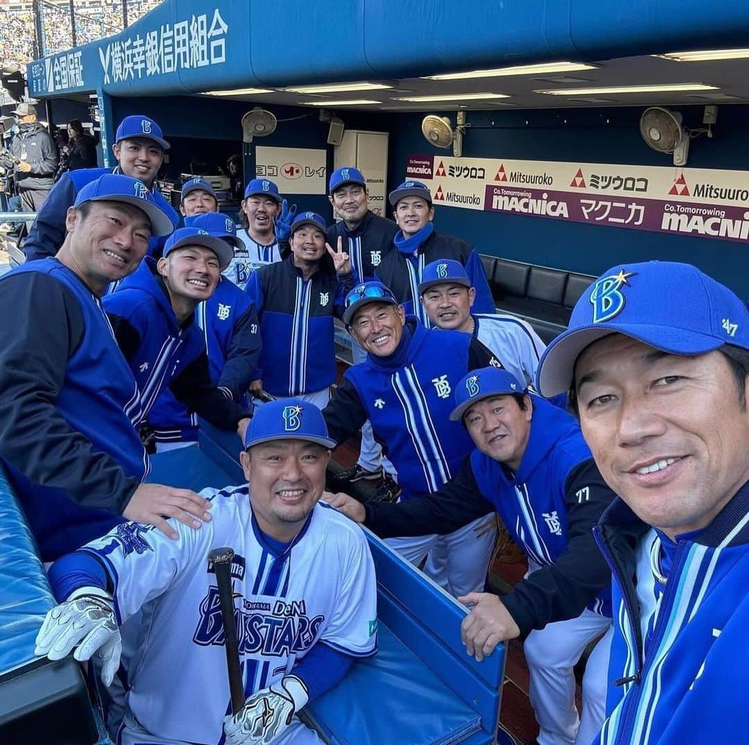 大西宏明さんのインスタグラム写真 - (大西宏明Instagram)「#baydreamstars   めっちゃ良い写真🤩  正直❗️ 当時は弱くて勝てなくて、、、、、  今では考えられへんぐらい ハマスタもガラガラで💦💦💦  それでも このメンバーでやる野球が好きでした✨✨  めっちゃ久しぶりやのに！！ ロッカーでの過ごし方 ベンチ裏にベンチの中でも何の違和感もなく❗️ 当時のまま時が過ぎました😆 好きなチームでした(^o^)  2枚目の写真は番長フレームの裏側ですwww (⌒▽⌒) #レア画像  写真も守備位置もセンター死守😂  I☆YOKOHAMA  #横浜ベイスターズ #baystars  #横浜denaベイスターズ  #横浜スタジアム #ハマスタ #ハマスタドリームマッチ  #yokohamastadium45thdreammatch  #番長フレーム #ばんてふ #三浦大輔 監督 @d.miura_official  #佐伯貴弘 #石井琢朗 #鈴木尚典 #相川亮二  @ryoji80aikawa  #木塚敦志 #村田修一 #大西宏明 #下園辰哉  #高崎健太郎 @k.e.n.t.a.k.a  #山口俊  @shun.yamaguchi_official  #大田泰示  #東克樹　　@katsuki1995  #今永昇太 くんは見切れてるw @baystars_official  #ベイスターズファンと繋がりたい  #野球好きな人と繋がりたい  #smile #ほなっ！！」12月5日 8時58分 - ohnishi_hiroaki_0428