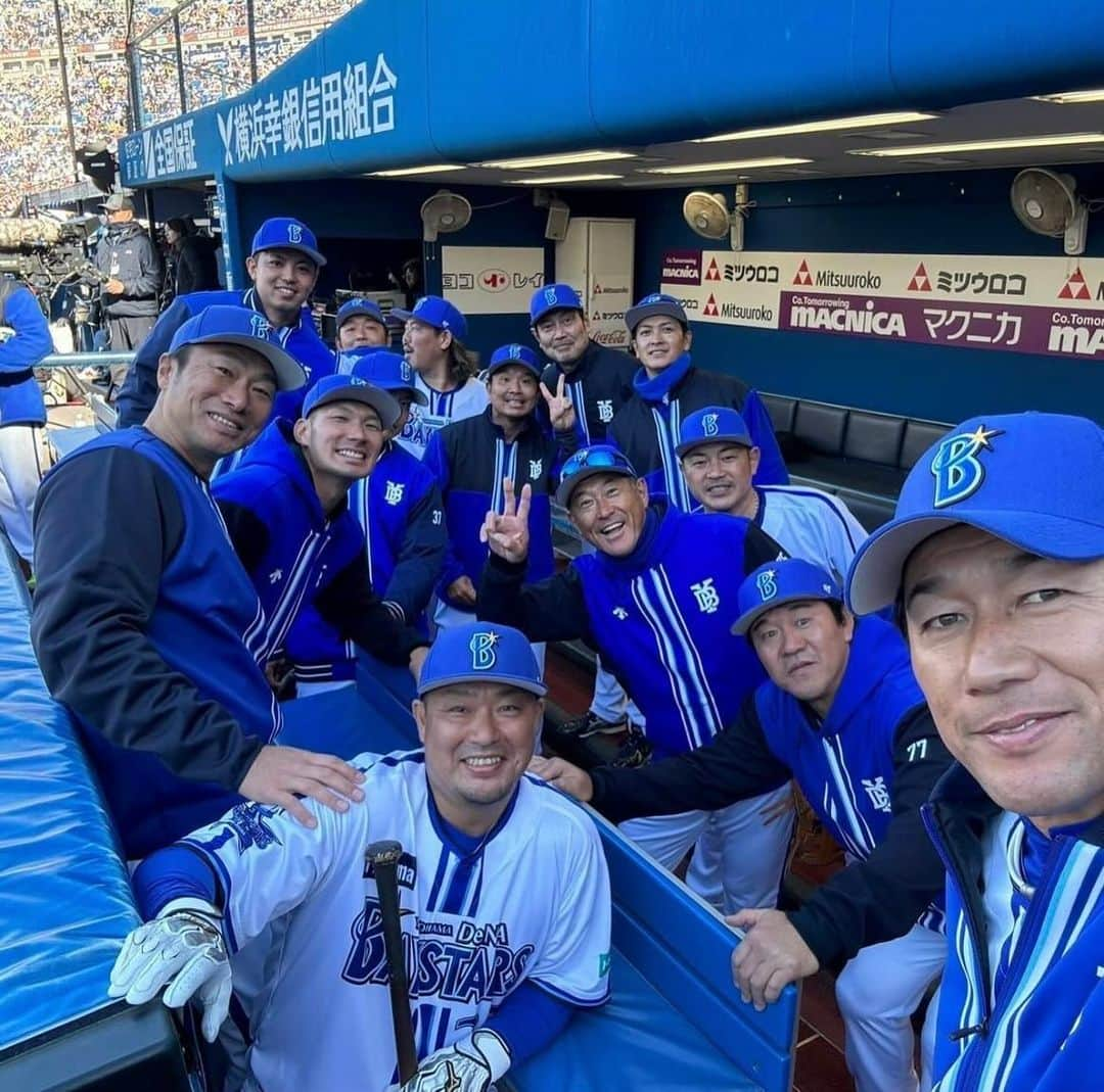 大西宏明さんのインスタグラム写真 - (大西宏明Instagram)「#baydreamstars   めっちゃ良い写真🤩  正直❗️ 当時は弱くて勝てなくて、、、、、  今では考えられへんぐらい ハマスタもガラガラで💦💦💦  それでも このメンバーでやる野球が好きでした✨✨  めっちゃ久しぶりやのに！！ ロッカーでの過ごし方 ベンチ裏にベンチの中でも何の違和感もなく❗️ 当時のまま時が過ぎました😆 好きなチームでした(^o^)  2枚目の写真は番長フレームの裏側ですwww (⌒▽⌒) #レア画像  写真も守備位置もセンター死守😂  I☆YOKOHAMA  #横浜ベイスターズ #baystars  #横浜denaベイスターズ  #横浜スタジアム #ハマスタ #ハマスタドリームマッチ  #yokohamastadium45thdreammatch  #番長フレーム #ばんてふ #三浦大輔 監督 @d.miura_official  #佐伯貴弘 #石井琢朗 #鈴木尚典 #相川亮二  @ryoji80aikawa  #木塚敦志 #村田修一 #大西宏明 #下園辰哉  #高崎健太郎 @k.e.n.t.a.k.a  #山口俊  @shun.yamaguchi_official  #大田泰示  #東克樹　　@katsuki1995  #今永昇太 くんは見切れてるw @baystars_official  #ベイスターズファンと繋がりたい  #野球好きな人と繋がりたい  #smile #ほなっ！！」12月5日 8時58分 - ohnishi_hiroaki_0428