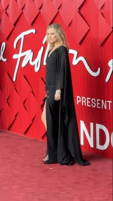 Vogue Australiaのインスタグラム：「#KateMoss arrived at the #FashionAwards tonight wearing a vampy black cape and platform heels. At the link in our bio, we’re covering all of the best looks from the red carpet.」