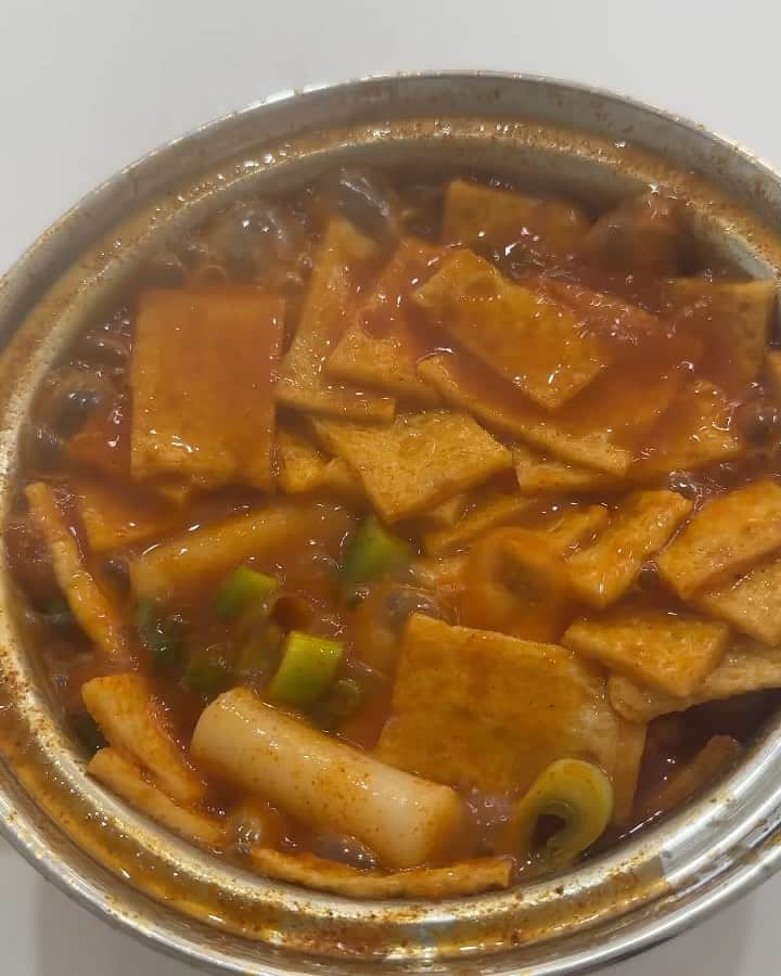 パク・タミのインスタグラム：「- 오마뎅의 많은 떡볶이 중에서 제가 제일 좋아하는 떡볶이가 사과 떡볶이예요. 일단 국물이 딱 입에 끌리는 간이고, 그 간이 잘 스며든 어묵 맛이 또…👍🏻 그 양념에 밥 볶아먹음.. 그건 제가 안말릴게요🤣  아이들 방학 앞두고 떡볶이 말씀을 많이 하셔서, 떡볶이 구성만 따로 더 추가해 놓았어요~~^^  사과떡볶이와 짜장떡볶이는 우리집 초딩 입에도 만점^^ 짜장 떡볶이는 불맛나는 맛난 짜장 소스예요~♥  집에서 연말모임할때, 요거 한두개 끓이심 인기🎉 국물에 라면 넣어 드시라곤 안해도, 하실거잖아요🤭  - 방금 오마뎅측에서 연락이 왔는데, 김치어묵우동 세트도 품절이예요~🥲」