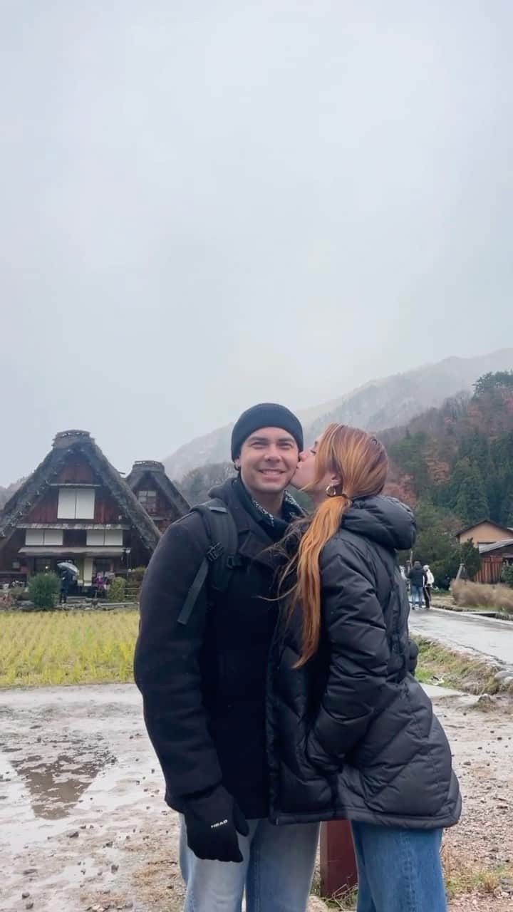 シドニー・シエロタのインスタグラム：「literally the cutest town ever 🛖🍚🍡🌨️🤍🫶🏻」