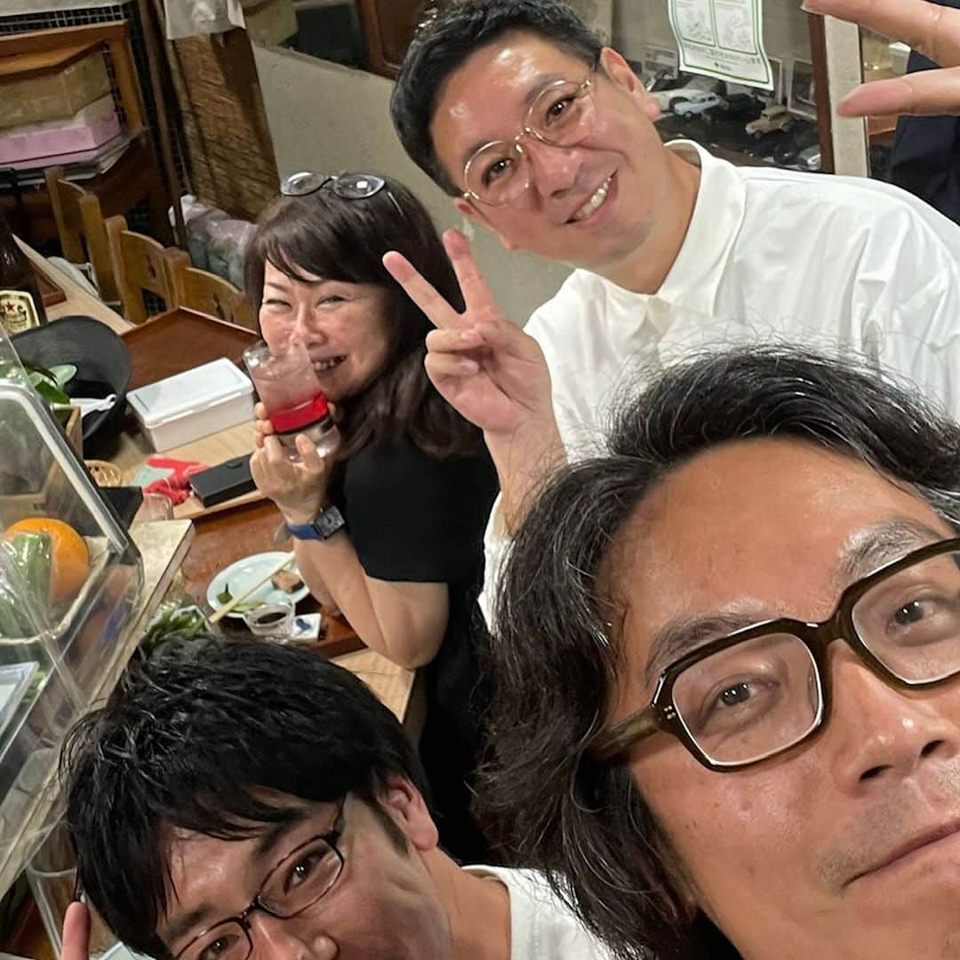 クック井上。さんのインスタグラム写真 - (クック井上。Instagram)「普段は一見さんは断ってるのだそうなのだけど、昨年、たまたまその日はスッと入れてくださって。  〝なんとなく、良い感じがしたから〟  と。嬉しかったなー。 そこからご縁が広がりました。  こちら側の会話に事に対して、カウンター越しに優しく微笑むおかあさん。 ポツっとひとこと話してくださる時の言葉がとても円やかで、力強く、心に染みました。  今秋、53年間かかげた暖簾をおろした『味宏』にて🍶  大東京・渋谷にもこんな素敵な酒場があった事をずっと覚えていたい。  #渋谷 #shibuya #渋谷グルメ #道玄坂 #道玄坂グルメ #酒場 #酒場放浪記 #味宏 #東京 #tokyo #居酒屋 #小料理屋 #割烹 #板前料理」12月5日 9時05分 - cook_inoue