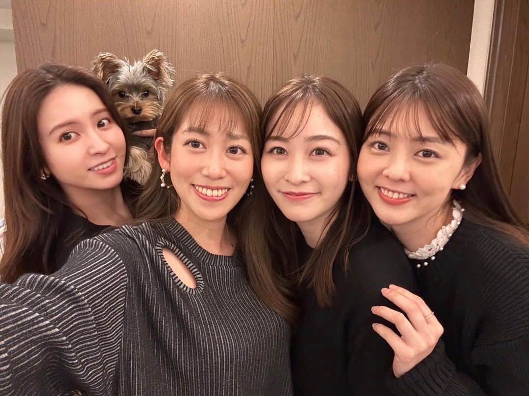 角谷暁子のインスタグラム：「少し前の幸せ時間☺️ 我が家に美女が集まってくれました。たまたまみんな母校が同じ！みんな穏やかで優しくて面白くておしゃべりしていたらあっという間に4時間経っていました🕓 うちの子も緊張の面持ちでいっしょに写真におさまりました🐕🤳 @rinayamamoto_0622 も次は必ず🫶🏻🫶🏻」