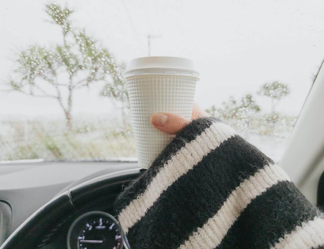 夏美さんのインスタグラム写真 - (夏美Instagram)「久しぶりの本降りの雨☔沖縄 最近やっとホットコーヒー⛄️ でもまだ全然アイスもいける沖縄⛄️笑 ＊ ところで車で飲むコーヒーが1番好き💓 そしてファミマのコーヒーが好き♡笑 ＊ 今日も一日頑張りましょう！！」12月5日 9時24分 - natsumisaito333