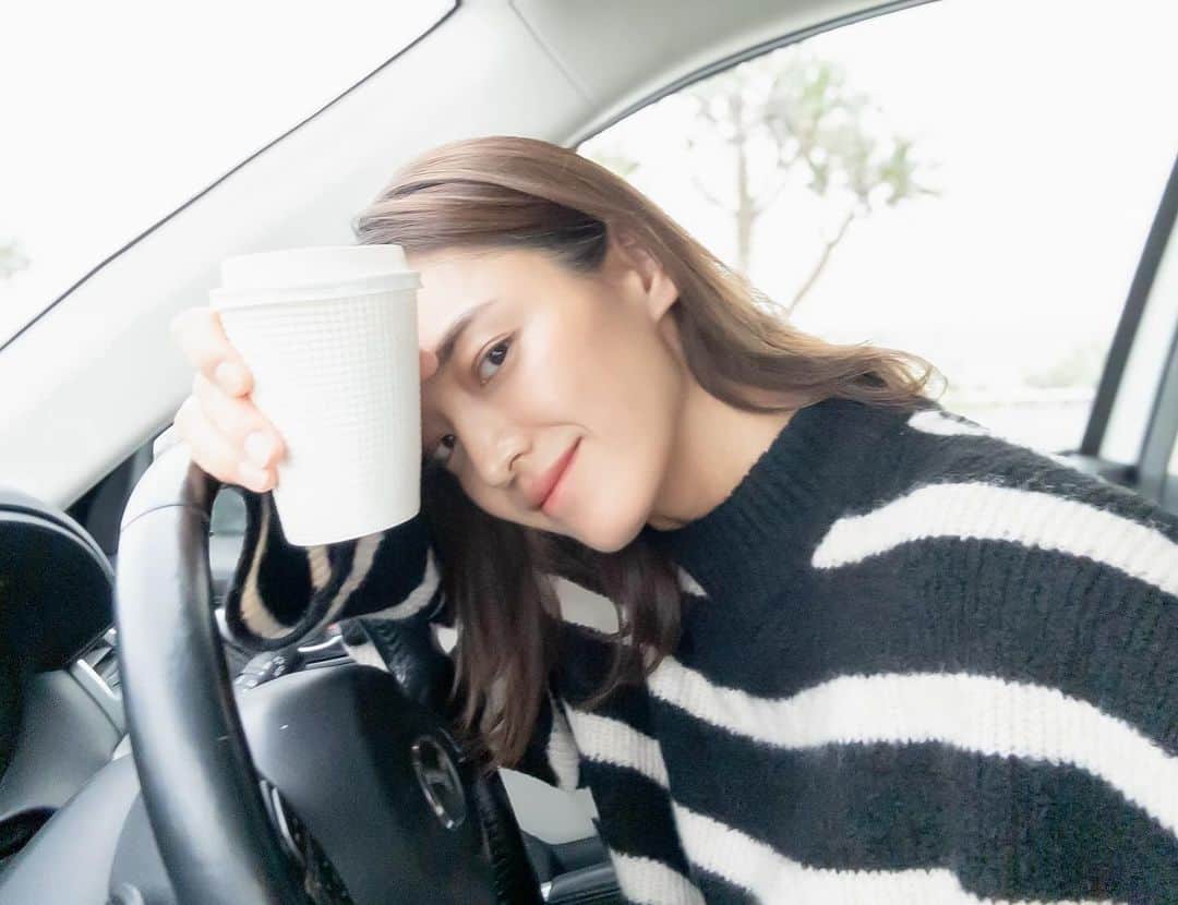夏美のインスタグラム：「久しぶりの本降りの雨☔沖縄 最近やっとホットコーヒー⛄️ でもまだ全然アイスもいける沖縄⛄️笑 ＊ ところで車で飲むコーヒーが1番好き💓 そしてファミマのコーヒーが好き♡笑 ＊ 今日も一日頑張りましょう！！」