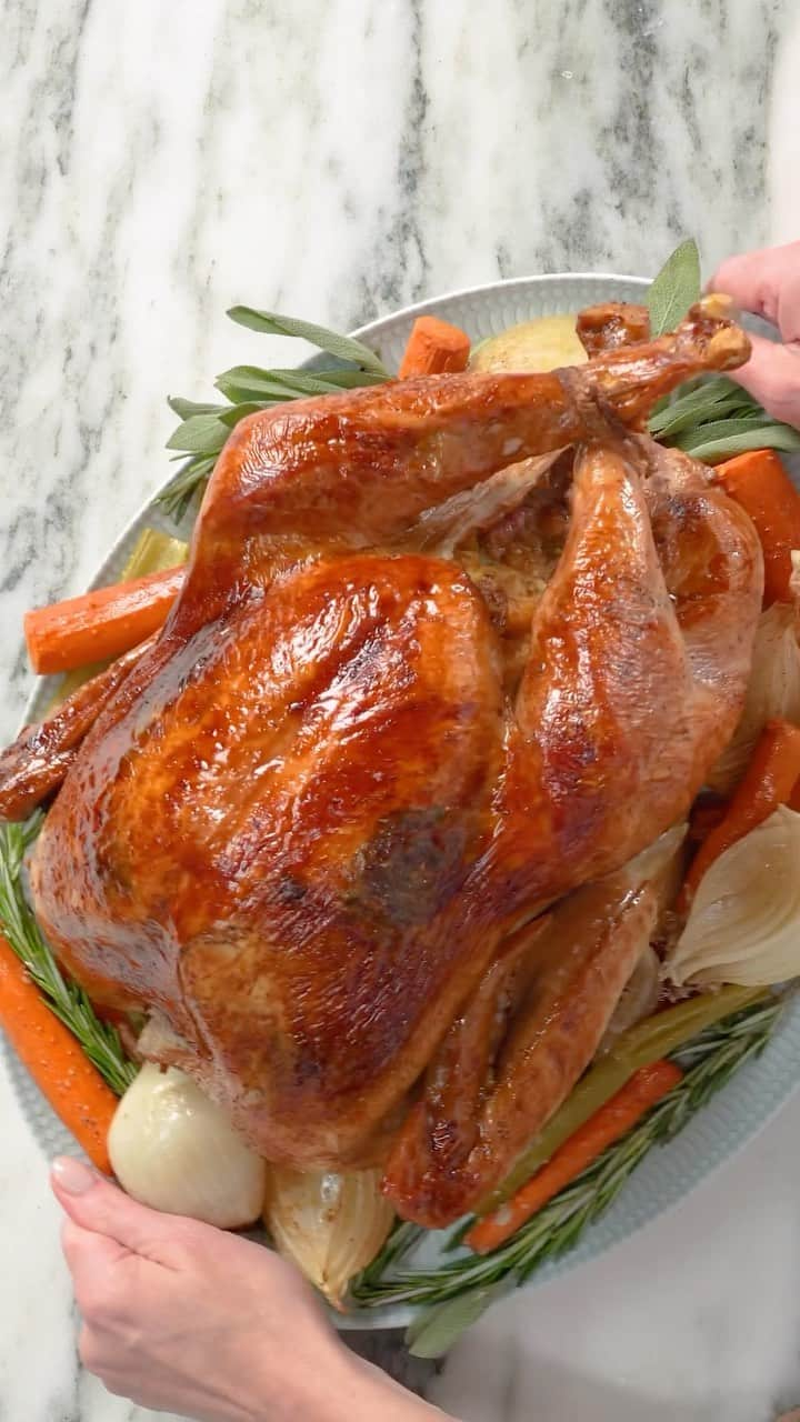 マーサ・スチュワートのインスタグラム：「Want to put a perfectly roasted Martha Stewart turkey on your holiday table? This herb butter turkey recipe is surprisingly easy to prepare. Before going into the oven, the bird is coated in a simple, flavorful butter rub mixed with rosemary, sage, and thyme, which makes the skin crispy and golden, and the meat moist and flavorful. Place the turkey on a bed of roasted vegetables—along with the turkey neck—to elevate the meat above the bottom of the pan and collect delicious drippings to make rich gravy. Get the recipe at the link in our bio.」