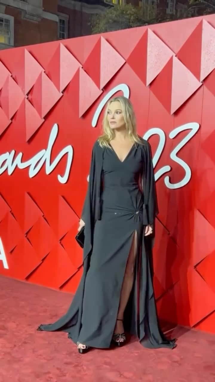 Vogueのインスタグラム：「Tonight the British Fashion Council rolled out the red carpet at the Royal Albert Hall for the 2023 #FashionAwards. Despite the gloomy weather, stars including Kate Moss and @gwynethpaltrow, stepped out for the occasion. Head to the link in our bio to see all of the best outfits from the red carpet.」