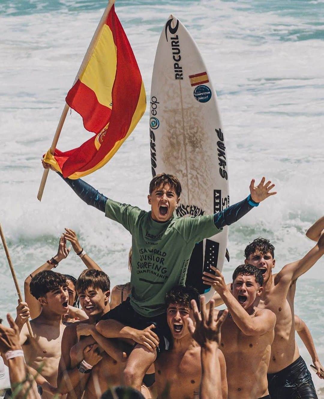 リップカールのインスタグラム：「The future of surfing…  Congratulations to your new @isasurfing Junior World Surfing Champions... @hans_odriozola & @anon_matsuoka! 🏆⁠   Anon’s victory marks Japan’s first-ever gold medal, while Hans becomes the first World Junior Champion for Spain.   Special mention to @lukas_skinner, @edenwalla_ & @kaiodriozola on their inspiring performances. ⁠ ⁠ Hans Odriozola 🇪🇸 Boy’s U16 World Champion. ⁠ Anon Matsuoka 🇯🇵 Girl’s U18 World Champion.⁠ Lukas Skinner 🏴󠁧󠁢󠁥󠁮󠁧󠁿 Boy's U16 2nd in the World.⁠ Eden Walla 🇺🇸 Girl's U16 3rd in the World. ⁠ Kai Odriozola 🇪🇸 Boy’s U18 3rd in the World.⁠ ⁠ Images by: ⁠ @pablofrancostudio @pablojimenez_photo @jersson_barboza_photos @waterworkmedia⁠ ⁠ #RipCurl #ISASurfing #ISAWorldSurfingJuniorChampionship #Surfing」