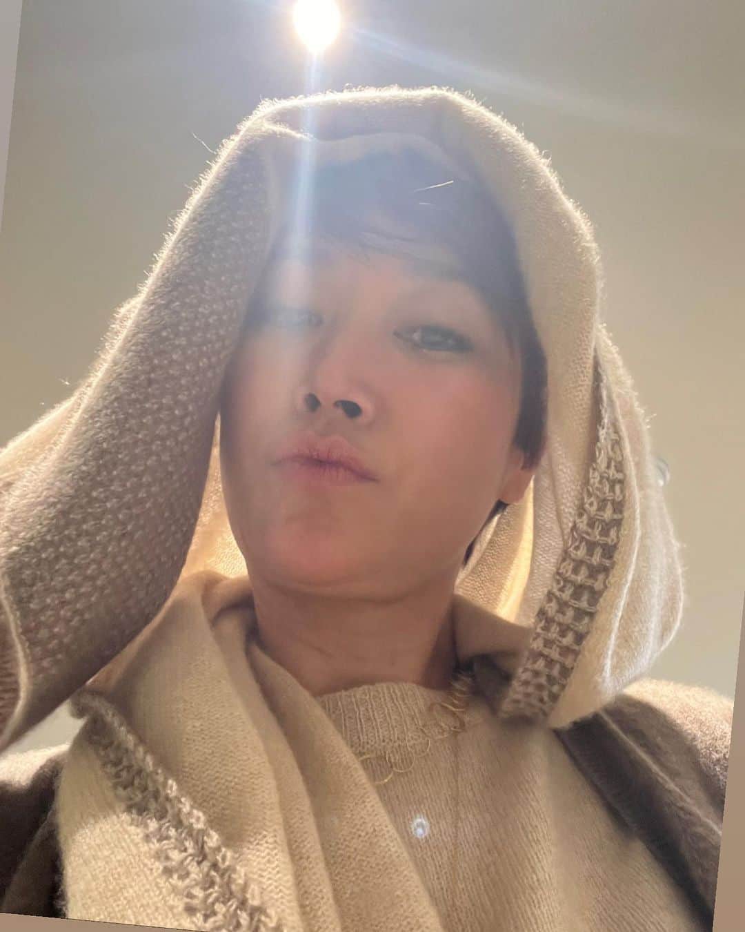 ピョン･ジョンスのインスタグラム：「걱정 많이했쥬??  감기없이 잘 일어났슈  밤새 Cset 컵세트는 품절이네요 😨 와 대박! 겨울에 커피 ,티 드실일이 많죠! 도란도란 즐건 얘기 많이하세요  이제 단품에서만 보실수있어요   메두사 레드 ,블루 제일 인기 ! 사각접시도 인기! 베르사체 홈컬렉션은 오늘까지입니다  해외화보에서만 봤는데 이렇게 우리집에 있다니 🤪  단품으로도 클스마스 선물하기 넘좋고  이사 하시는분들 강추템 ! 혼수로 장만하시는분들 세일을 이용하세요  매일 먹는 식탁이 달라져요!!」