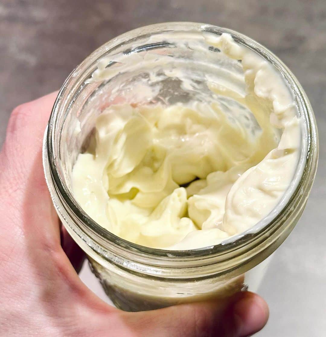 アウル・シティーのインスタグラム：「UM HELLO. I made mayonnaise. Look at this mayonnaise. Attention: fresh mayonnaise has been made. Fun fact: this freshly made mayonnaise is so delicious, I am now the world’s leading expert at mayonnaise making. Is mayonnaise an instrument? No, Patrick.」