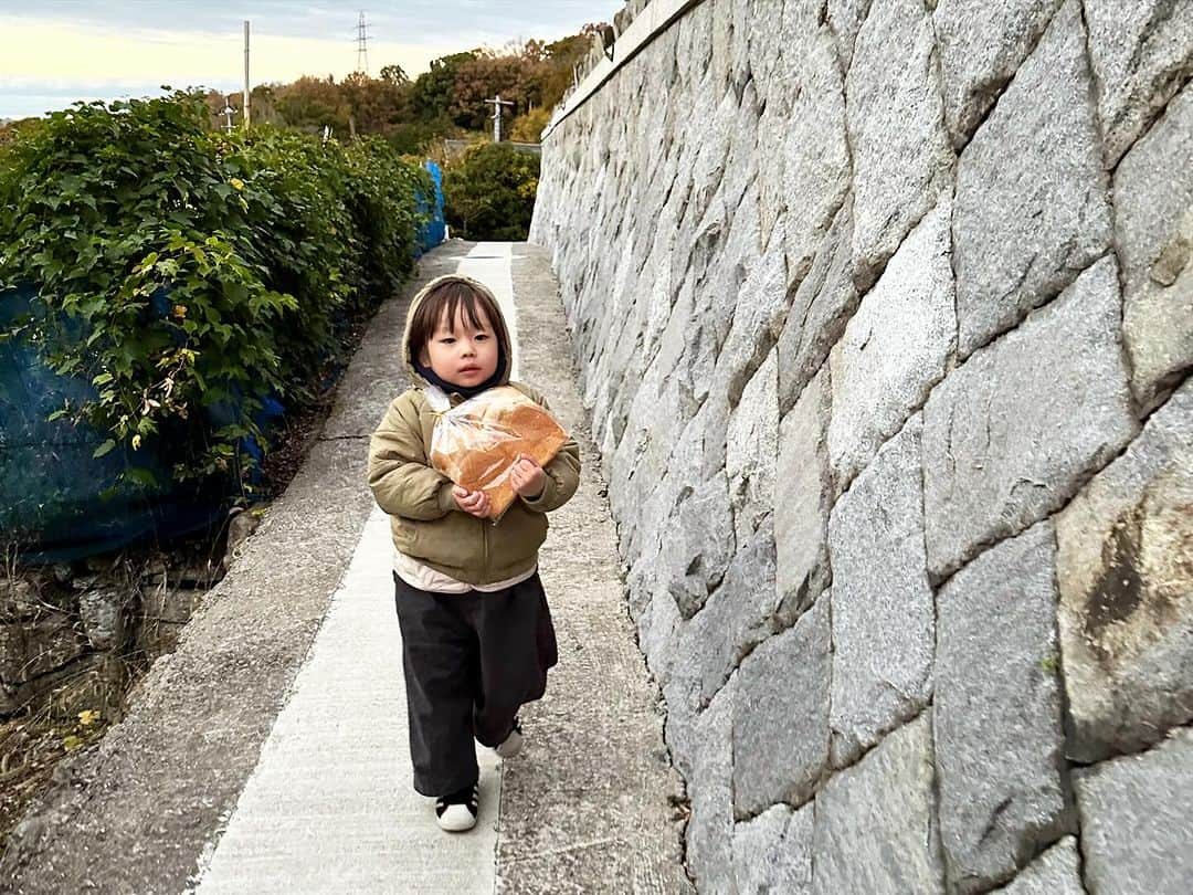 黒澤かなえさんのインスタグラム写真 - (黒澤かなえInstagram)「豊島最終日の宿は @tokuto_teshima   とくとは 一昨年からのスタートの 築約80年の古民家 現在宿泊客の大半は外国人観光客のようですが 日本人でもこんな日本家屋の邸宅はなかなかない機会。  内装はすべてリノベされていて とても快適に過ごさせていただきました。  空気が澄んでいて 星空もとても綺麗に見えました🌃  キッチンはまだ使い方検討中のようですが 用具がなんでも揃っている立派なキッチンとうつわの数  これからが楽しみですね✨  朝ごはんには 育てている鶏の産んでくれたたまご、 オーナーのお母さま自家製のヨーグルトやジャム パン屋さんのない豊島で ご近所さんが焼いた立派な食パン 大事そうに抱える息子🤭  キッチンは自由に使っていいよと言ってくださって 朝お米を炊いてたまごかけごはんでいただきました。  島の暮らしを擬似体験した気分で嬉しかった♪  オーナーのアラン、玲子さん、 カイくん アテンドしてくださったまゆさん お世話になりました！ 息子帰ってきてボソッと。 カイくんともっと遊びたかったな〜と言ってました😁  またきっとお会いできますように🙏🏻  直島豊島の島旅記録 いい場所すぎて すでに色んな方におすすめしているのですが 子連れ旅として参考になれば嬉しいので 久しぶりにnote.のほうに書こうと思います。  良ければみてください😊  ．  #とくと #豊島 #古民家 #島旅」12月5日 9時40分 - k_kana