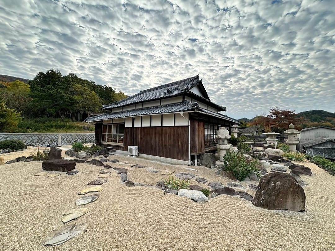 黒澤かなえさんのインスタグラム写真 - (黒澤かなえInstagram)「豊島最終日の宿は @tokuto_teshima   とくとは 一昨年からのスタートの 築約80年の古民家 現在宿泊客の大半は外国人観光客のようですが 日本人でもこんな日本家屋の邸宅はなかなかない機会。  内装はすべてリノベされていて とても快適に過ごさせていただきました。  空気が澄んでいて 星空もとても綺麗に見えました🌃  キッチンはまだ使い方検討中のようですが 用具がなんでも揃っている立派なキッチンとうつわの数  これからが楽しみですね✨  朝ごはんには 育てている鶏の産んでくれたたまご、 オーナーのお母さま自家製のヨーグルトやジャム パン屋さんのない豊島で ご近所さんが焼いた立派な食パン 大事そうに抱える息子🤭  キッチンは自由に使っていいよと言ってくださって 朝お米を炊いてたまごかけごはんでいただきました。  島の暮らしを擬似体験した気分で嬉しかった♪  オーナーのアラン、玲子さん、 カイくん アテンドしてくださったまゆさん お世話になりました！ 息子帰ってきてボソッと。 カイくんともっと遊びたかったな〜と言ってました😁  またきっとお会いできますように🙏🏻  直島豊島の島旅記録 いい場所すぎて すでに色んな方におすすめしているのですが 子連れ旅として参考になれば嬉しいので 久しぶりにnote.のほうに書こうと思います。  良ければみてください😊  ．  #とくと #豊島 #古民家 #島旅」12月5日 9時40分 - k_kana