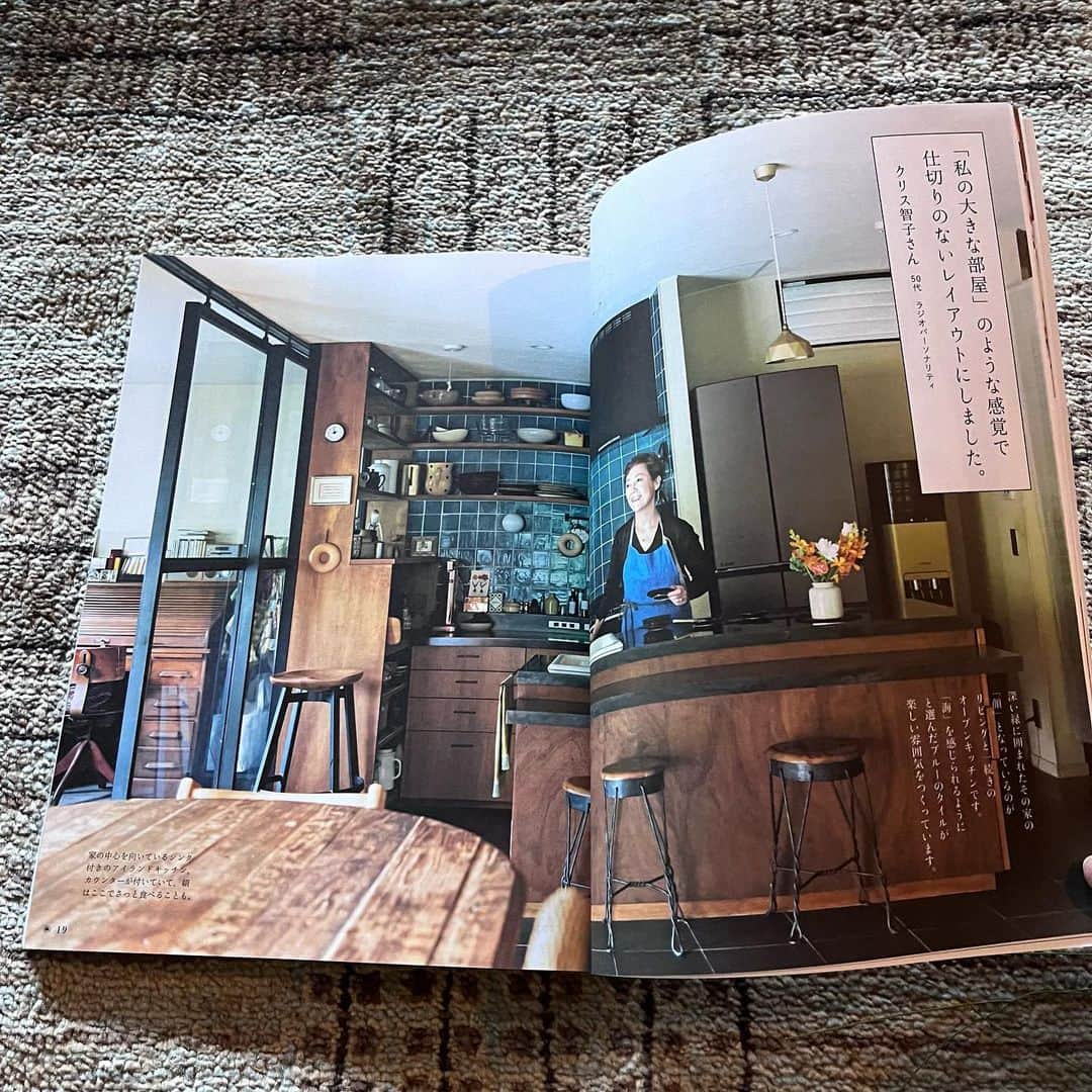 クリス智子さんのインスタグラム写真 - (クリス智子Instagram)「本日発売の「別冊　暮しの手帖〜台所と暮らし」、 我が家のキッチンも取材して頂き、6Pにわたり、 掲載されていまーす。 @kurashinotecho   ほかのみなみなさんのキッチンも、見るのが楽しい！ ステキだなぁ、なるほどねぇ、と。  台所は、家の中心。 私もじっくりこれから拝読しまーす。  よろしかったら、ぜひお手に！  #暮しの手帖別冊  #暮しの手帖」12月5日 9時45分 - chris_tomoko