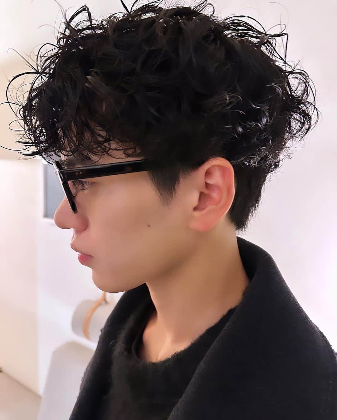 並木一樹さんのインスタグラム写真 - (並木一樹Instagram)「大人ランダムスパイラルパーマのヘアスタイル集  最近人気のスタイル  サイドシルエットには特にこだわっています。  大人な強めランダムスパイラルパーマはこのくらいのバランス感がgoodです！  冬のコートに似合うような強めなランダムスパイラルパーマが気分です♪ 冬はパーマが人気ですね！  ナチュラルで、お洒落、清潔感があり、どこか雰囲気のある、そんなメンズスタイルを丁寧に提案させていただきます🧥  #強めパーマ #カーリーヘア #ニュアンスパーマ #ベリーショート #メンズヘア #スパイキーショート#スパイキーベリショ #フェザーショート」12月5日 9時48分 - casi_namiki